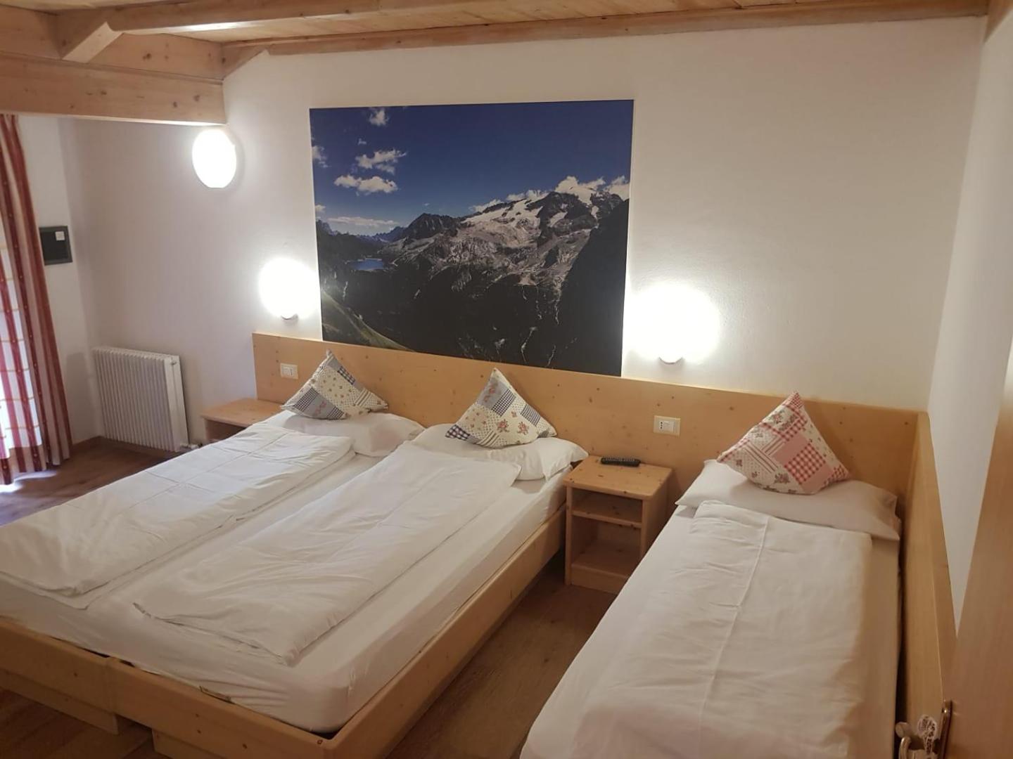 Economy Triple Room with Mountain View - Photo 9