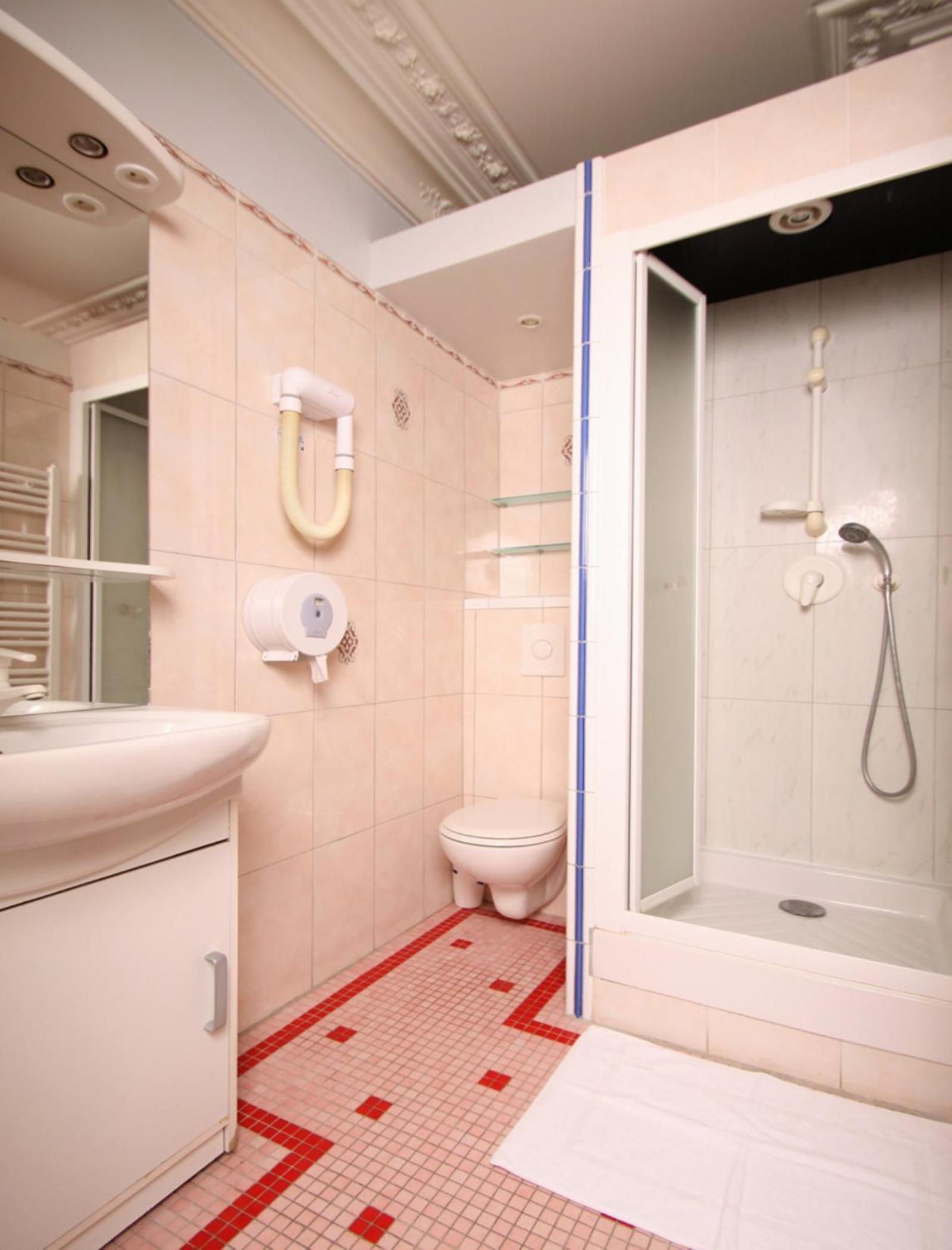 Quadruple Room with private Shower and Toilet