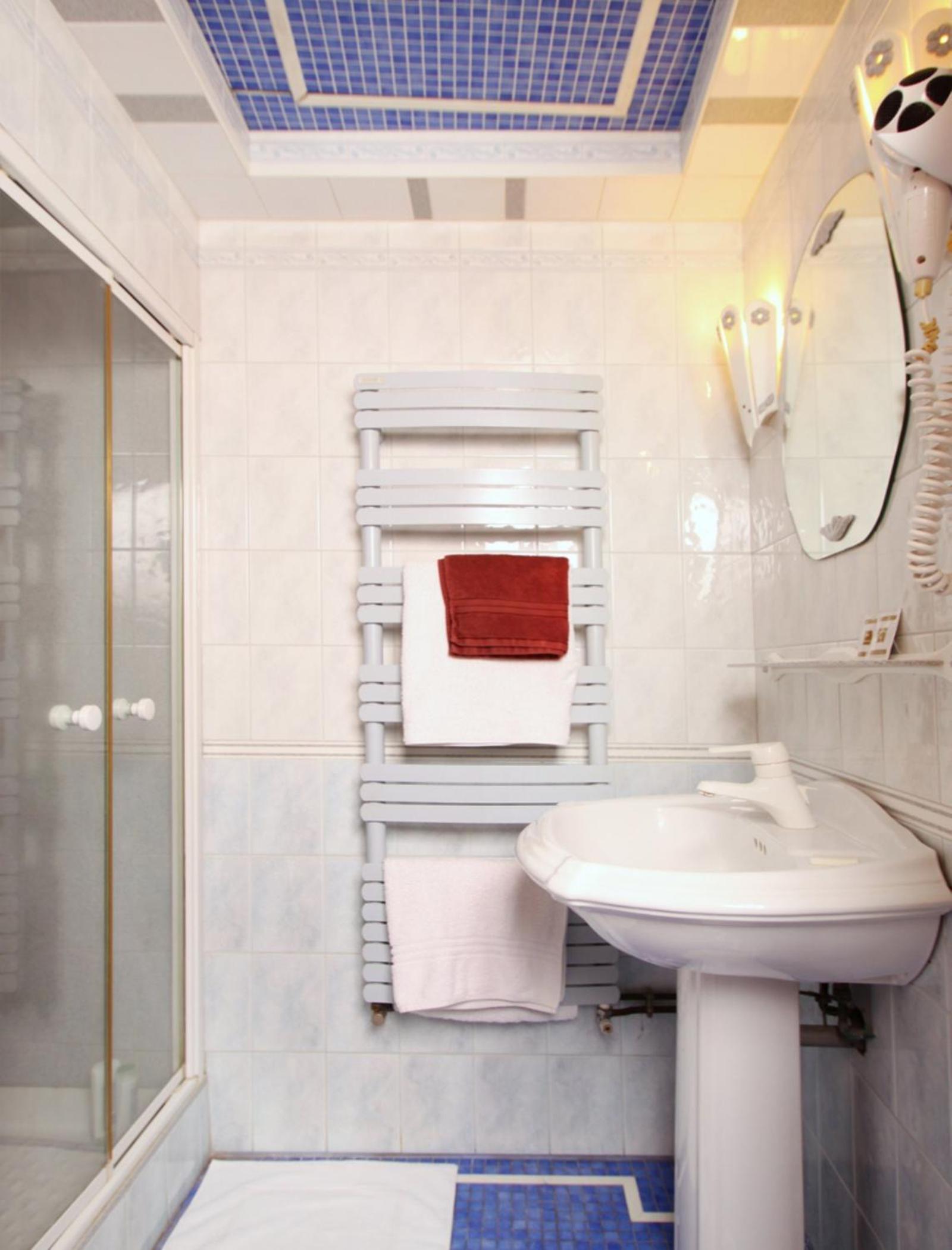 Quadruple Room with private Shower and Toilet
