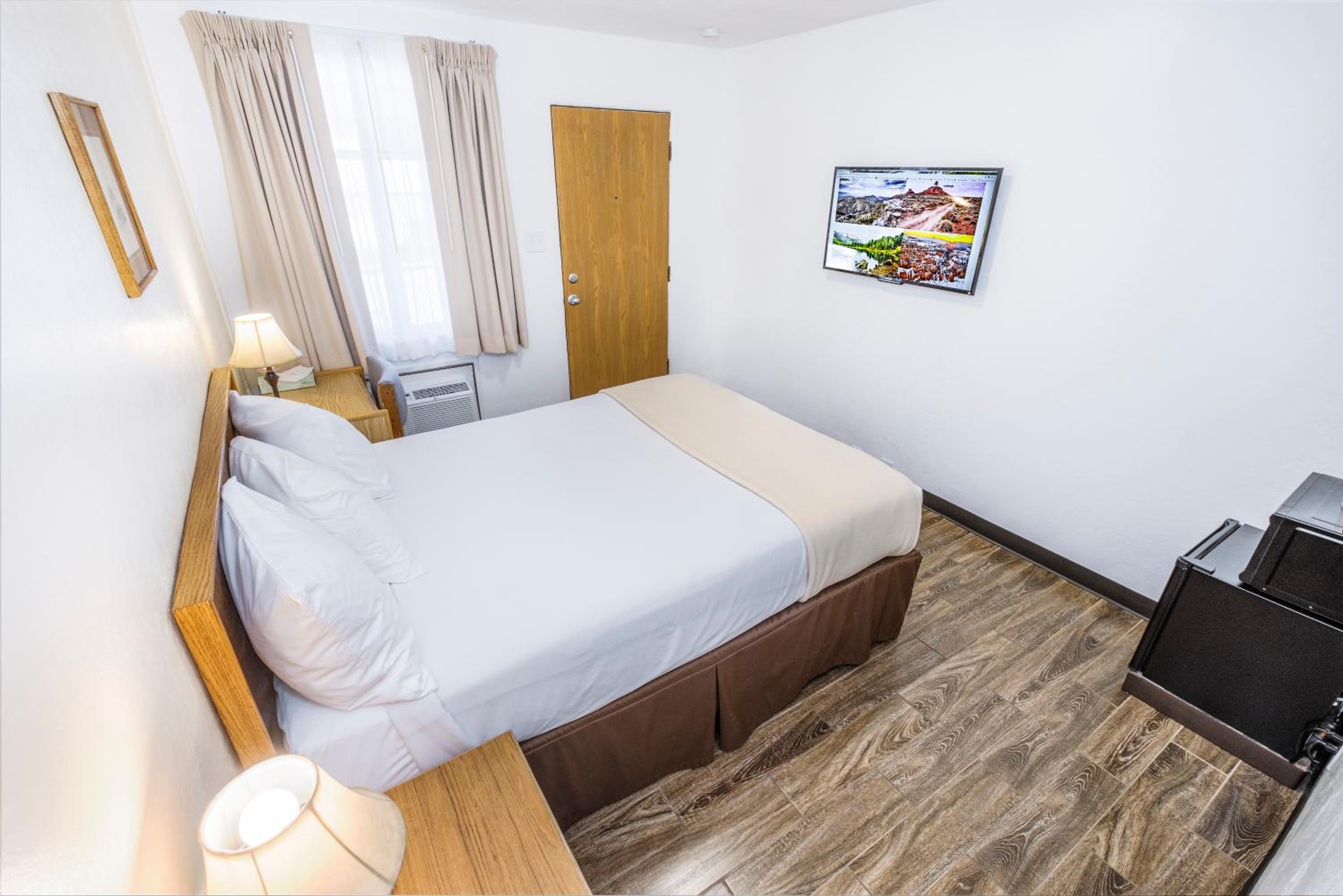 Small Queen Room - Non Smoking - Photo 1