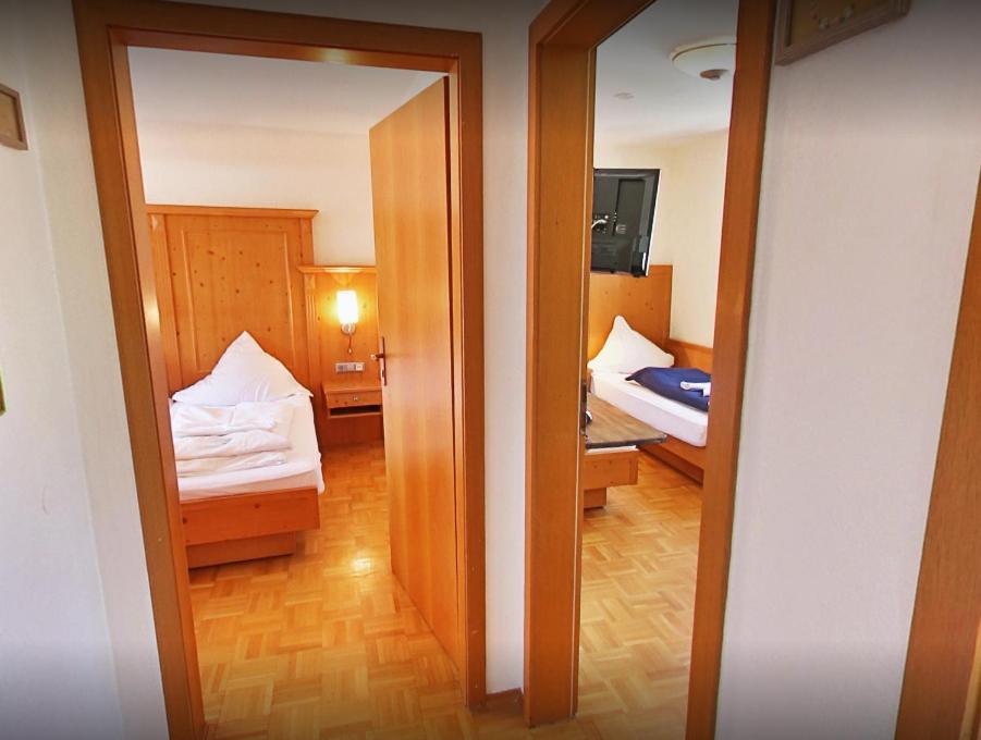 Twin Room with Shared Bathroom photo 2