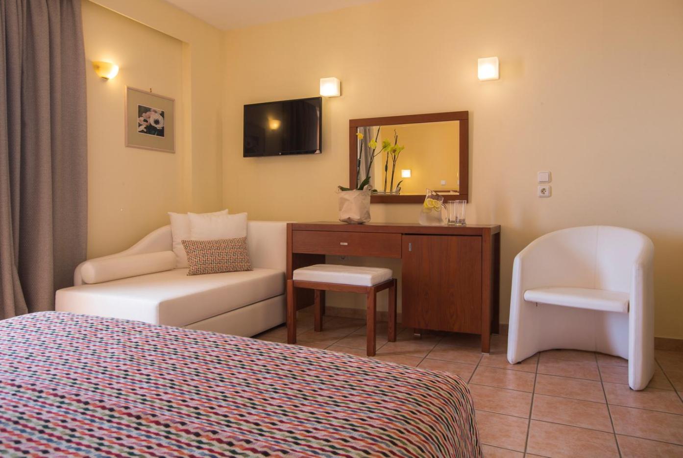 Triple Room with View - Photo 14