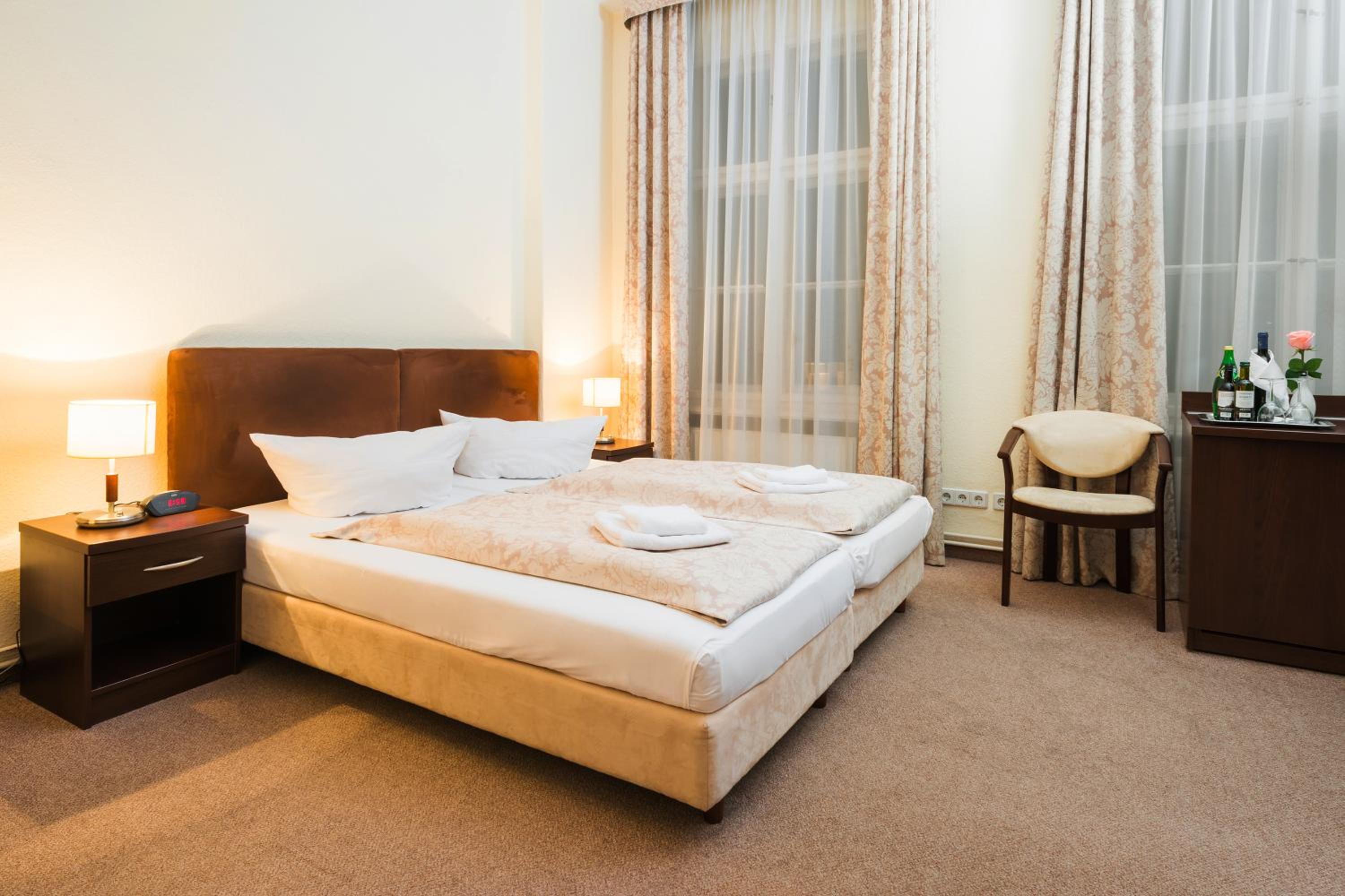 Standard Double Room thumbnail 6