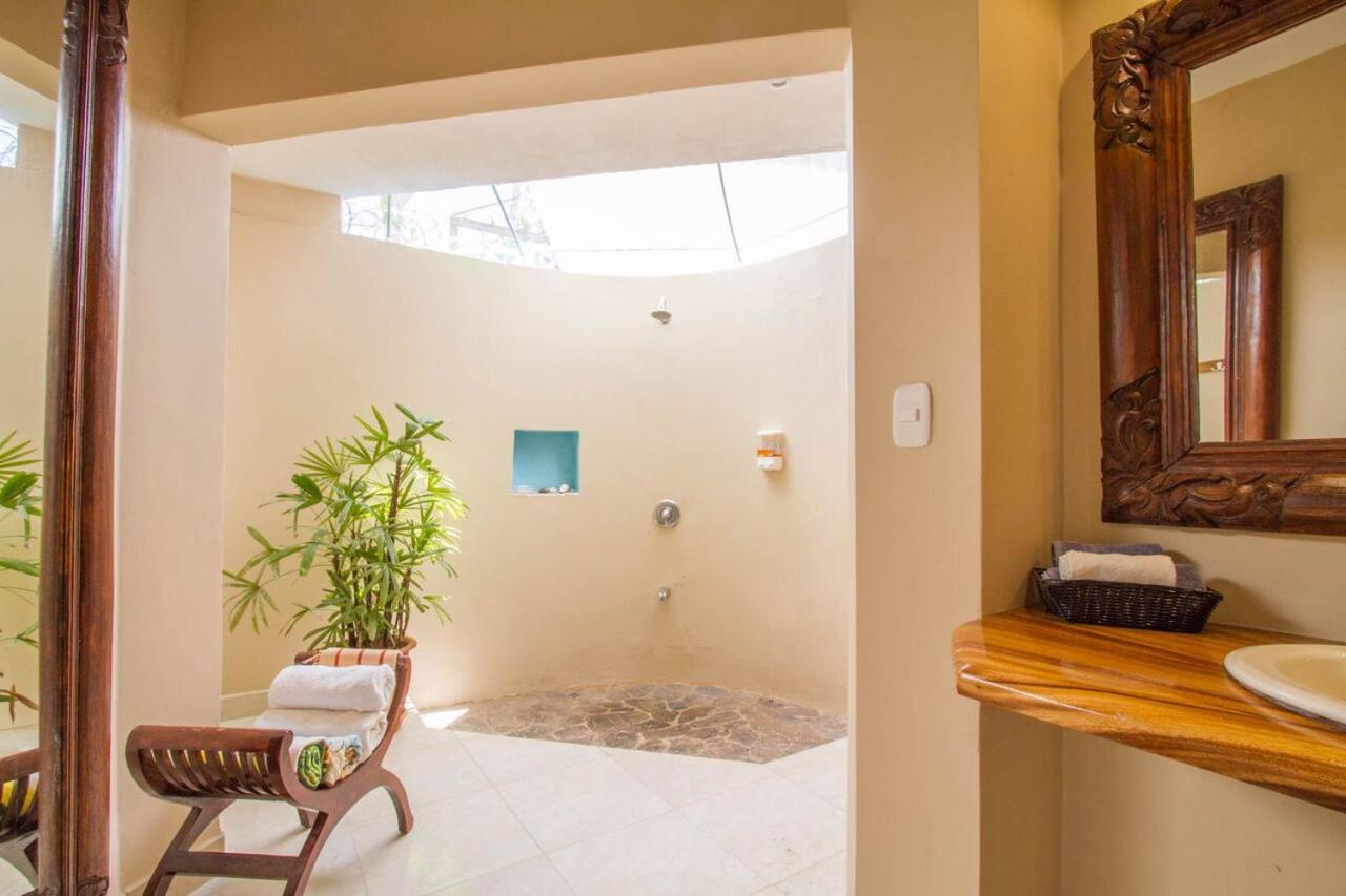 Single Bedroom - Pool View photo 3