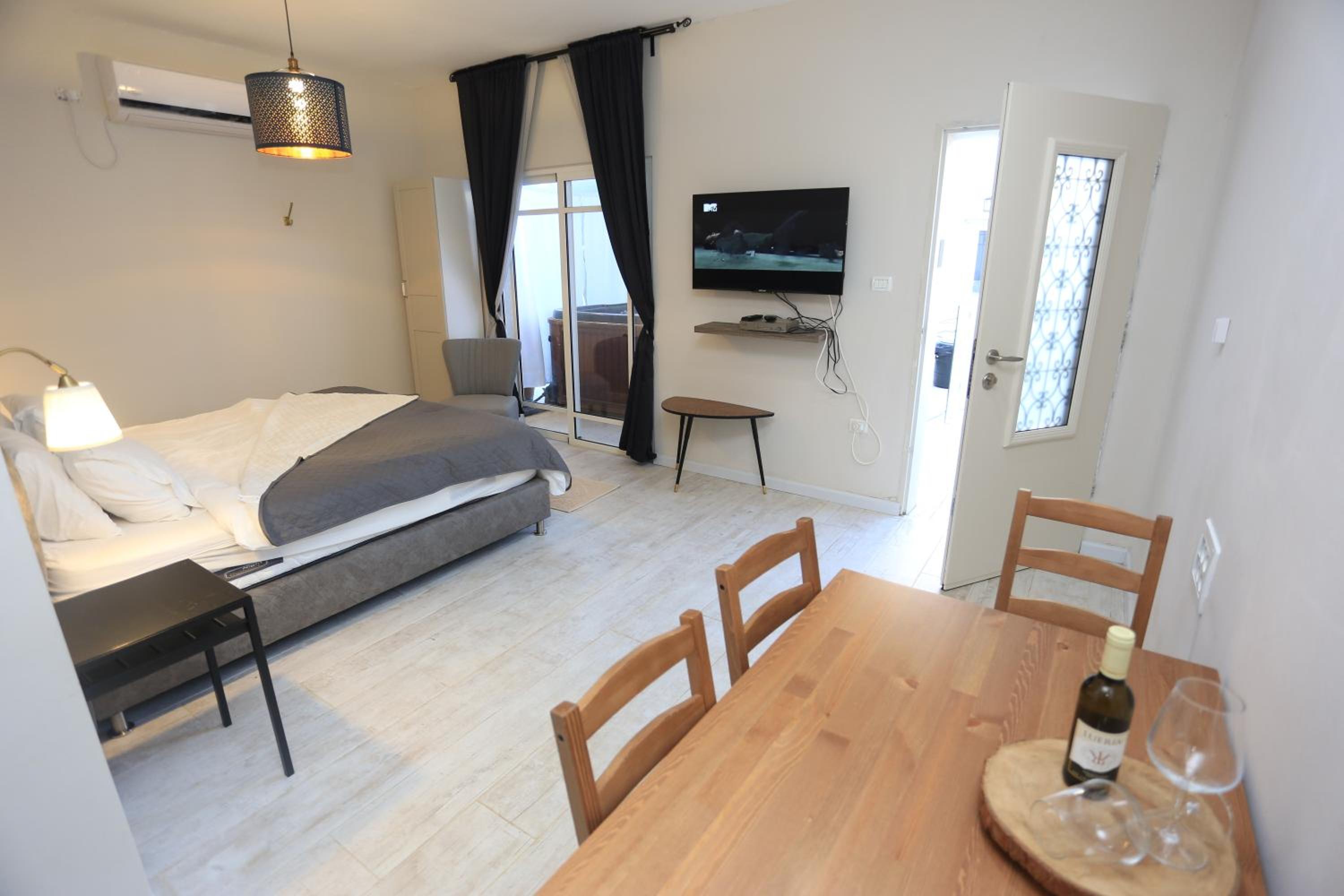 Deluxe King Suite - Photo 32