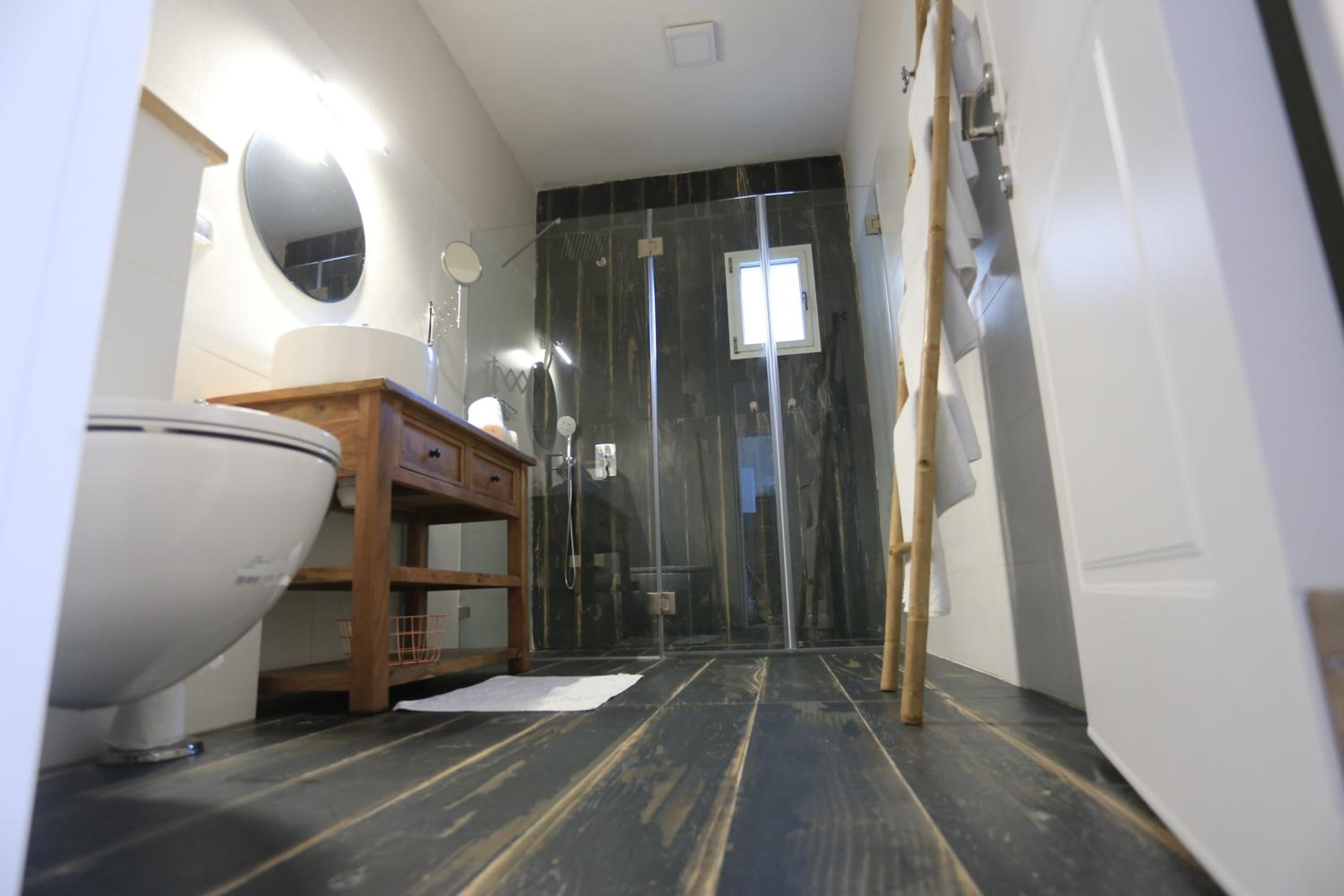 Deluxe King Suite - Photo 27