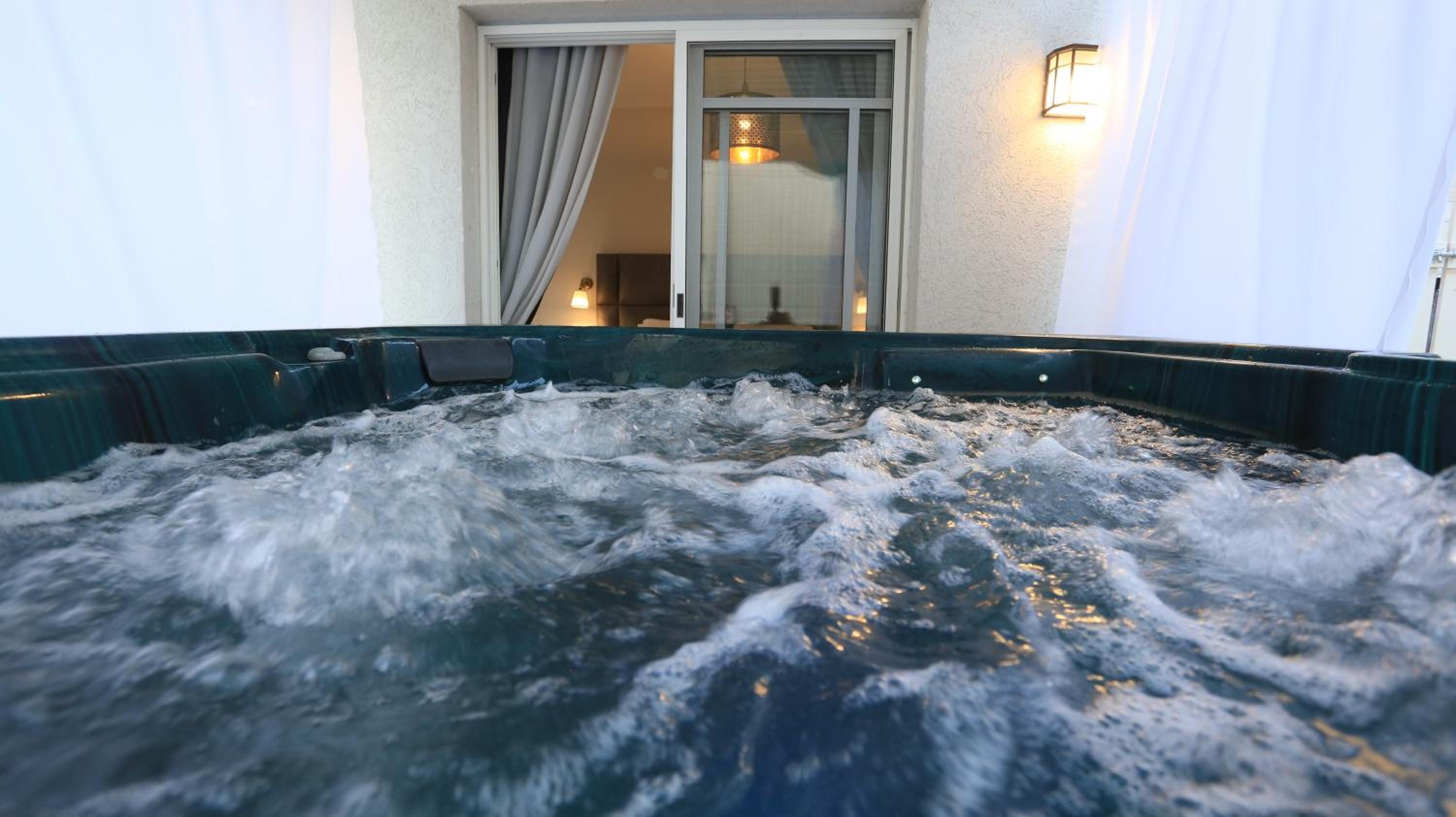 Deluxe King Suite - Photo 21