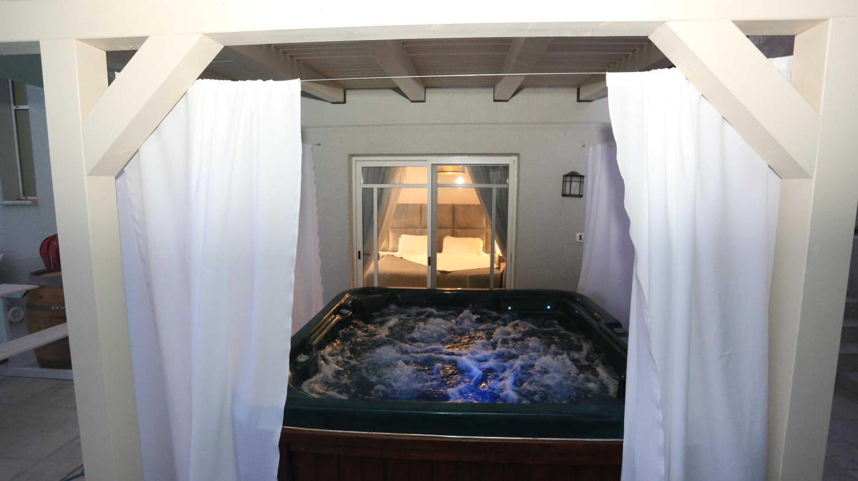 Deluxe King Suite - Photo 18