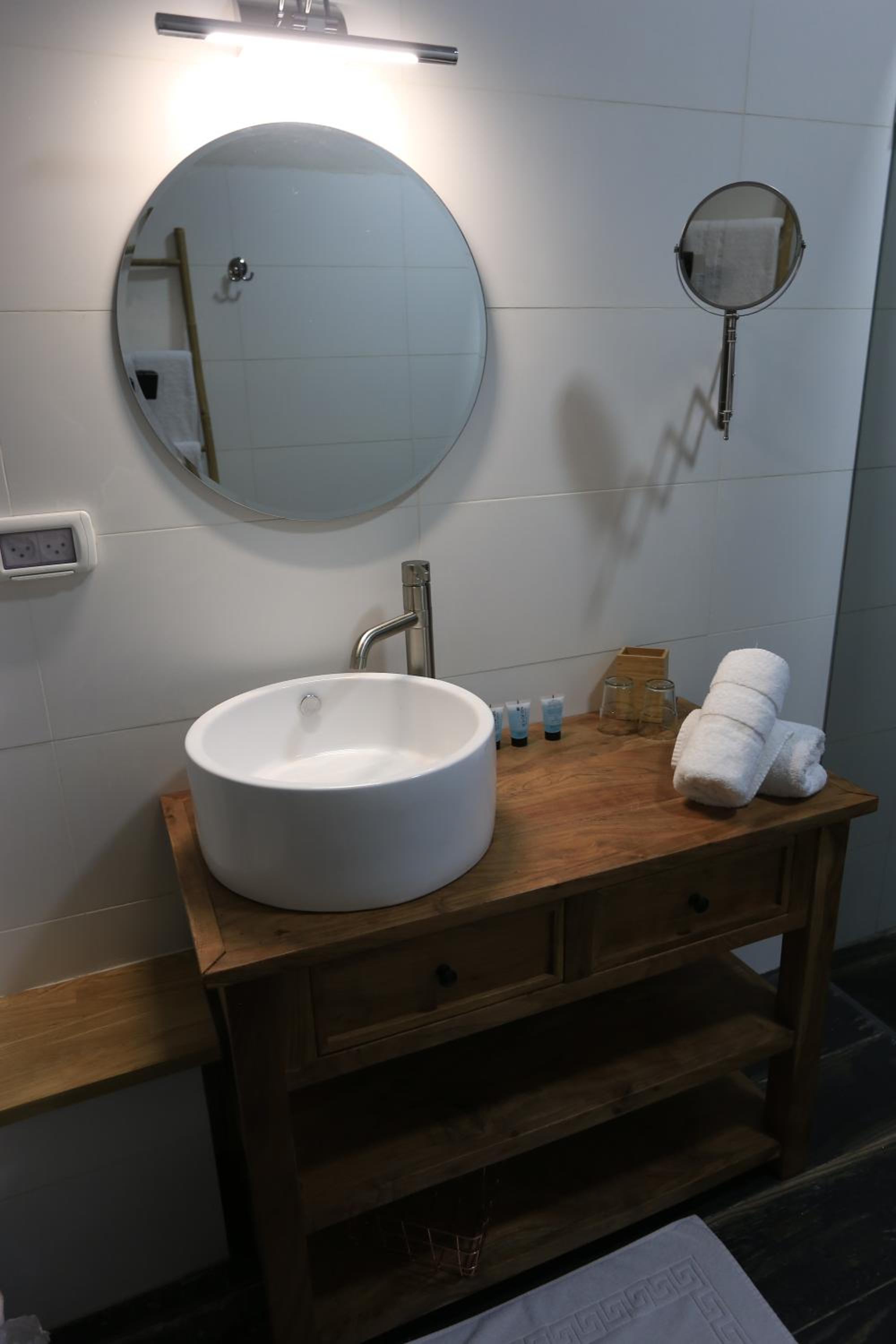 Deluxe King Suite - Photo 17
