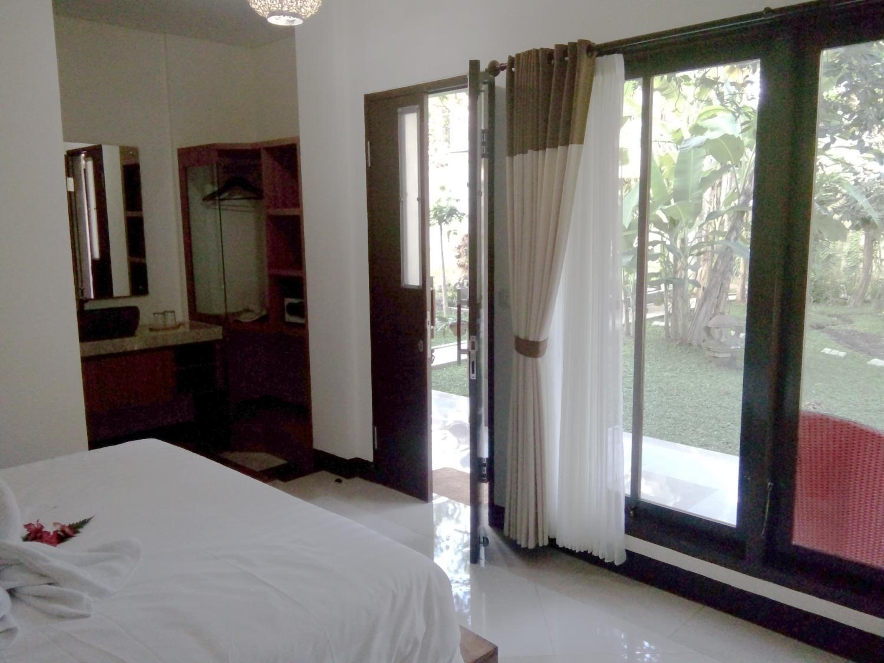 Deluxe Double Room with Balcony - Photo 16