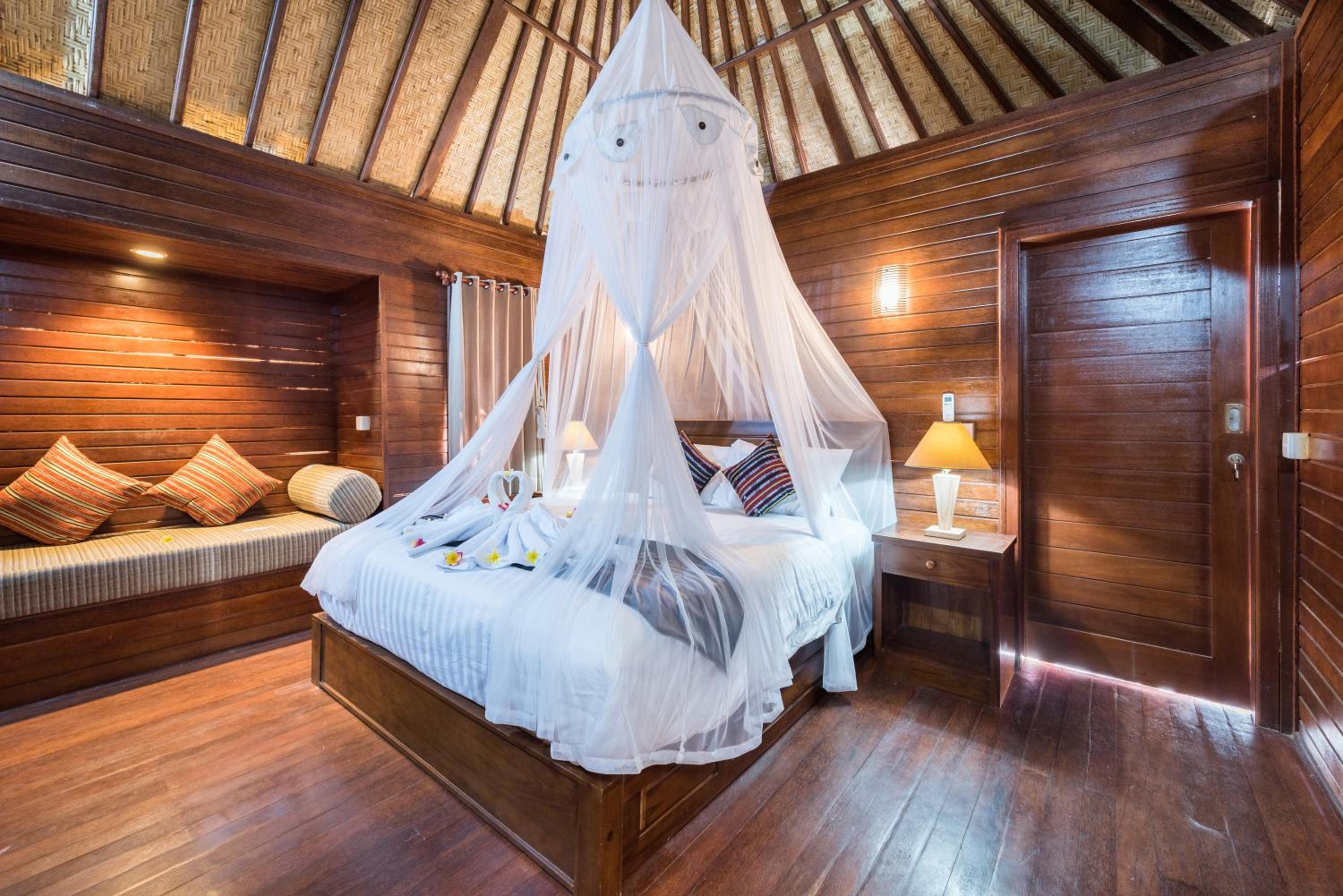 Deluxe Double Room (2 Adults + 1 Child) - Photo 11
