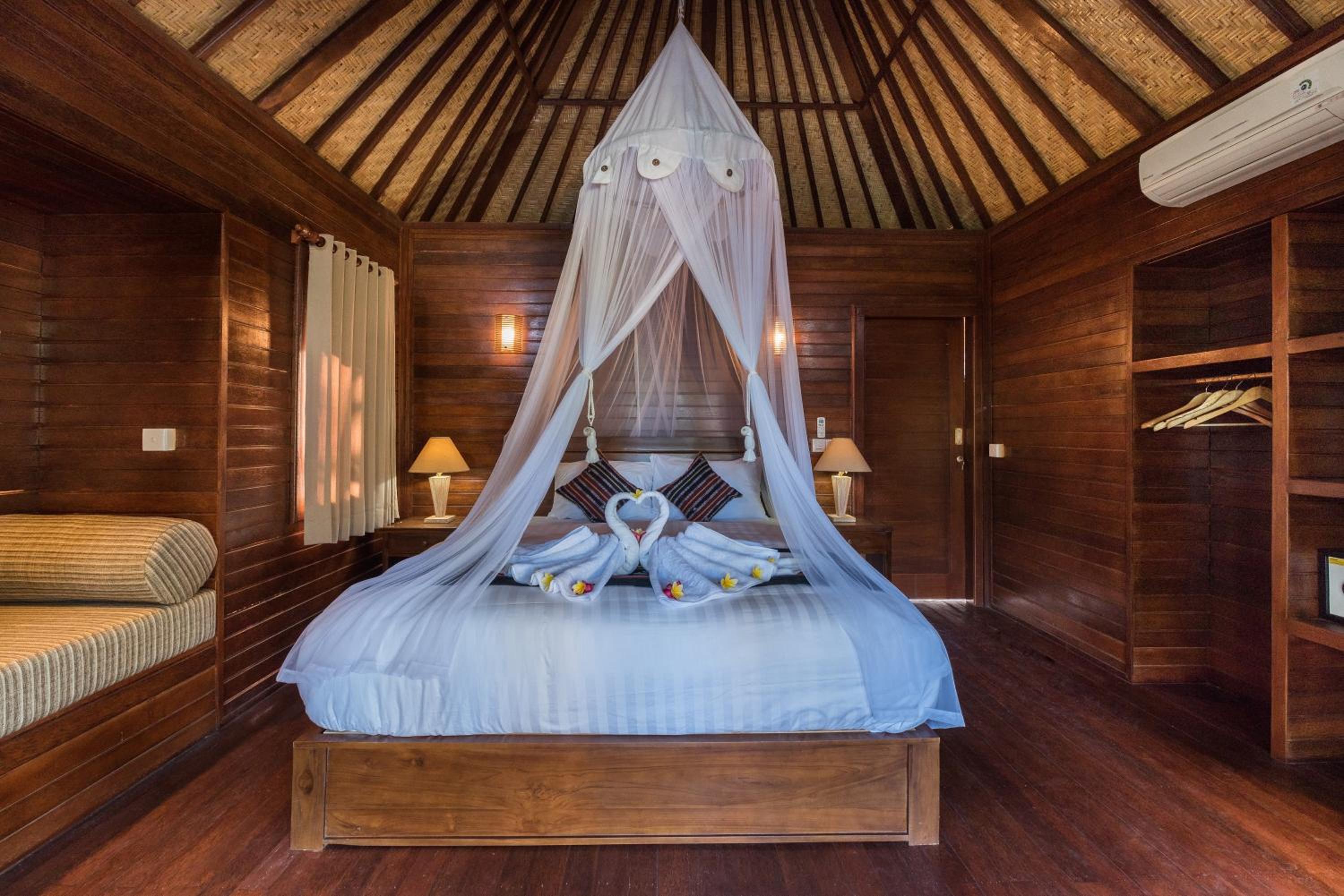 Deluxe Double Room (2 Adults + 1 Child) - Photo 12