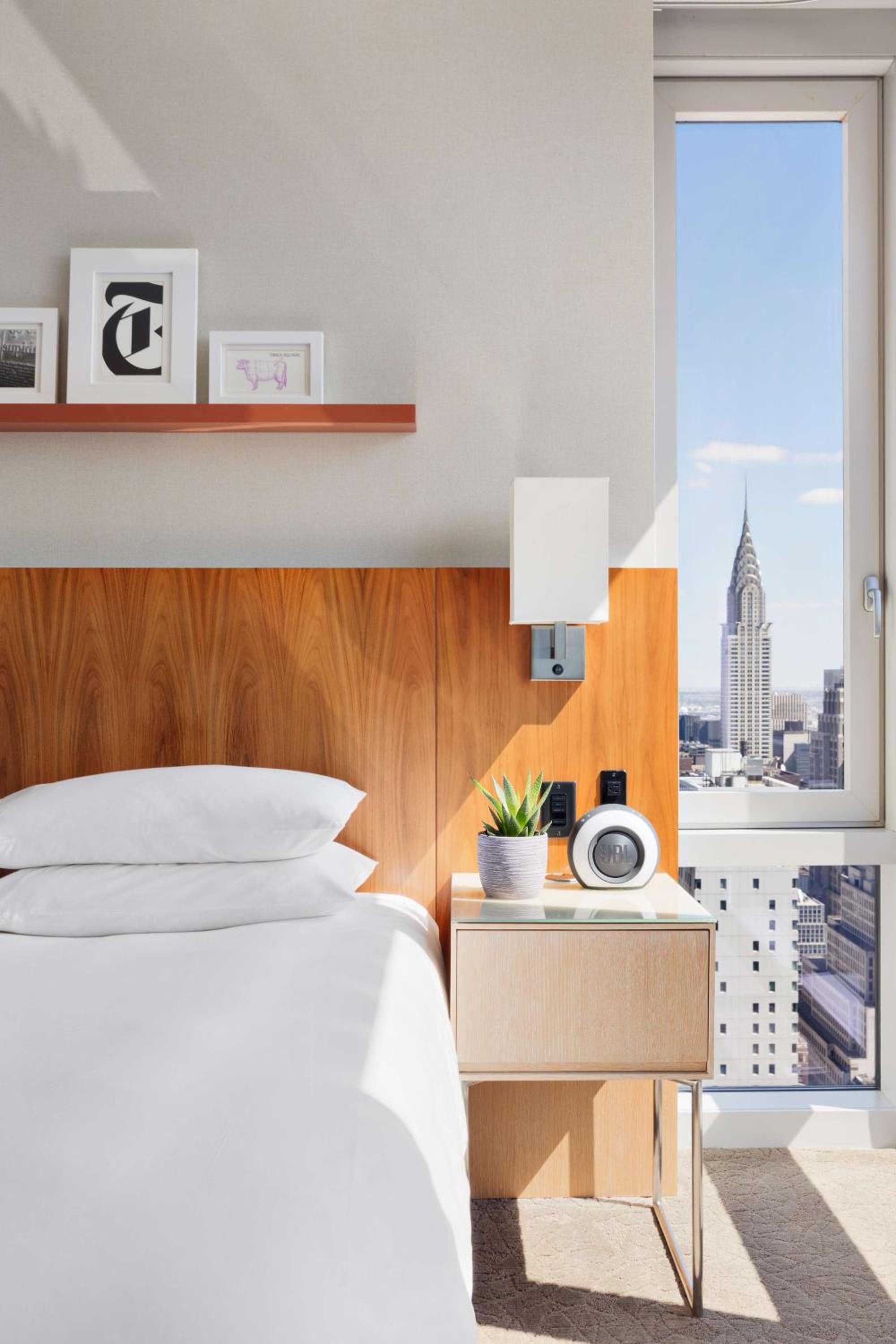 King Suite with Skyline View - High Floor thumbnail 5