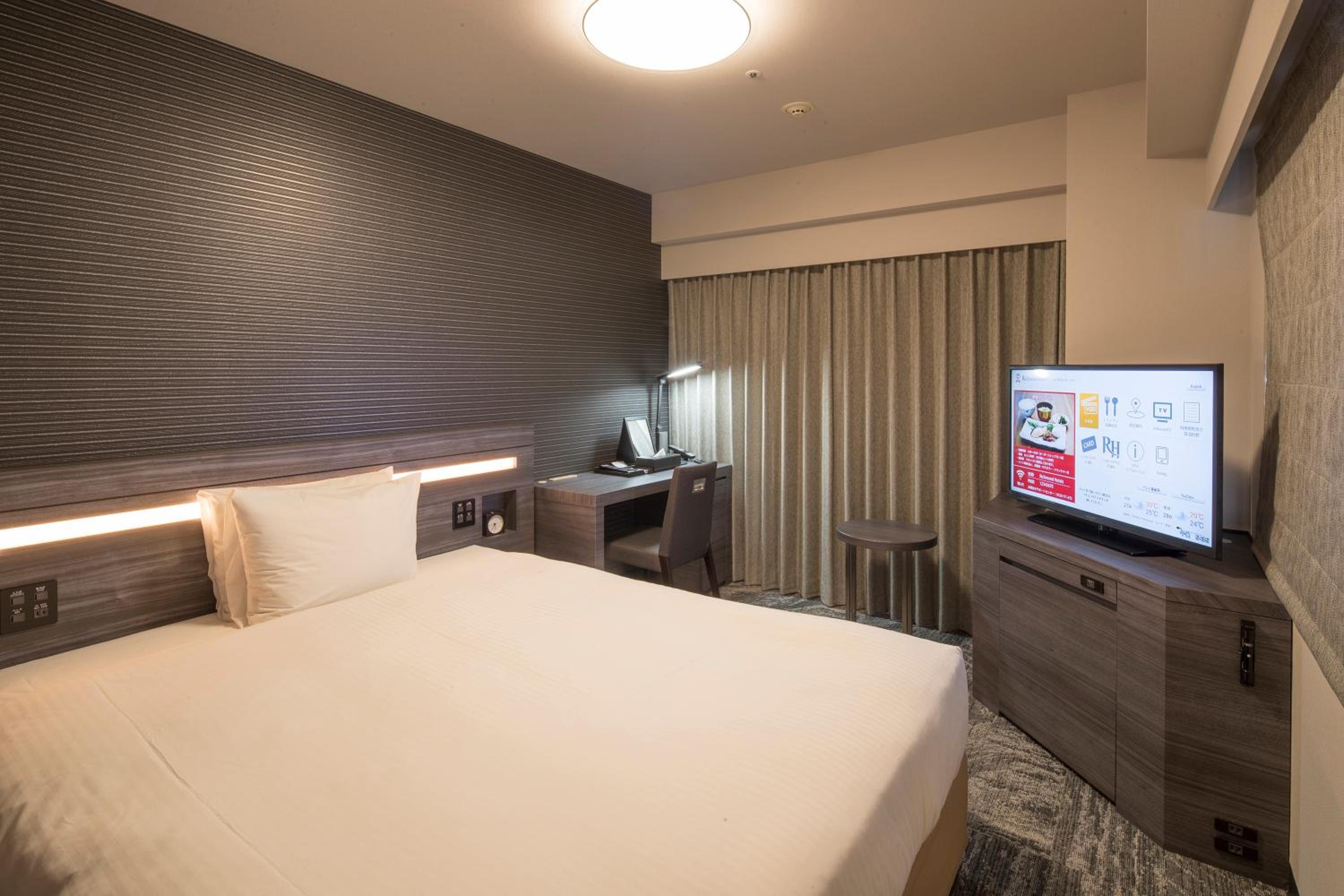 Corner Double Room (2 Adult) - Smoking photo 2