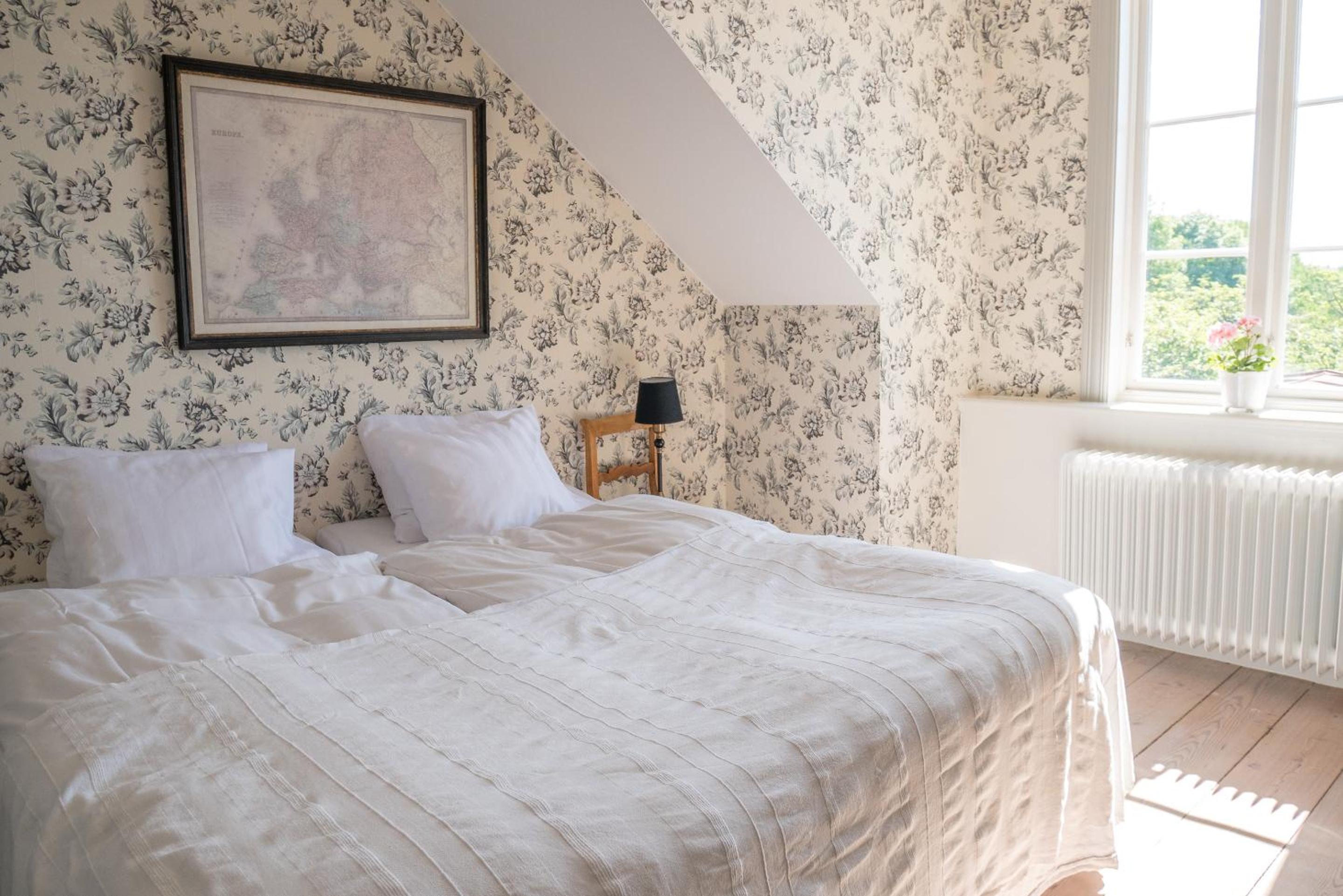Deluxe Double Room with Side Sea View photo 3
