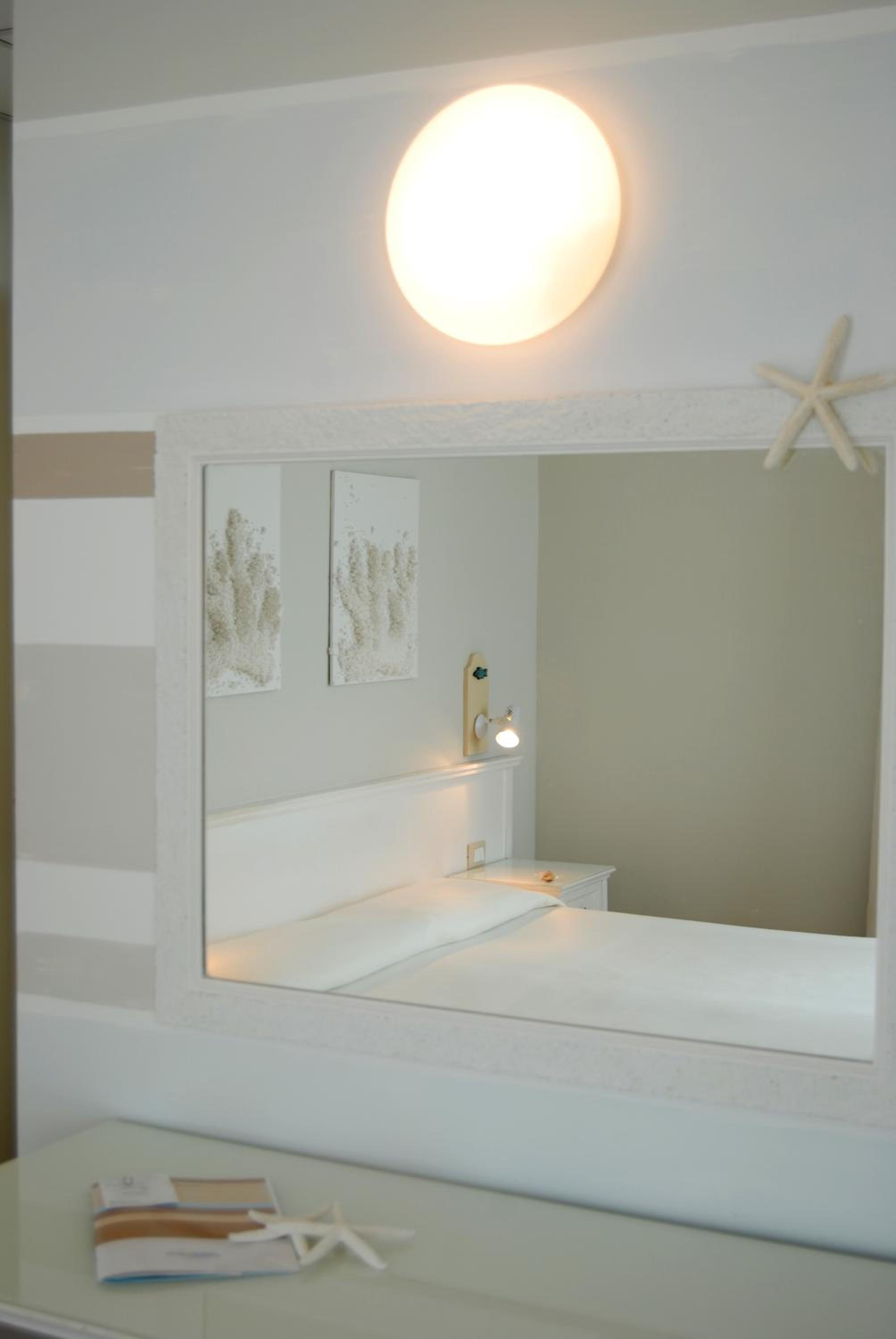 Double or Twin Room with Side Sea View - Photo 2