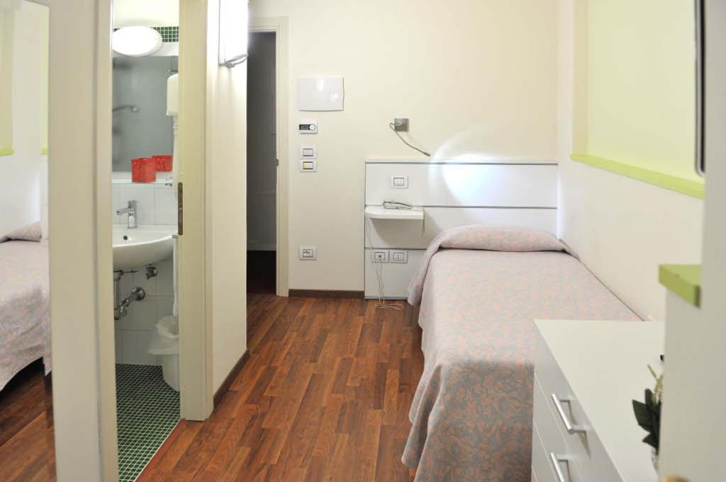 Single Room photo 2