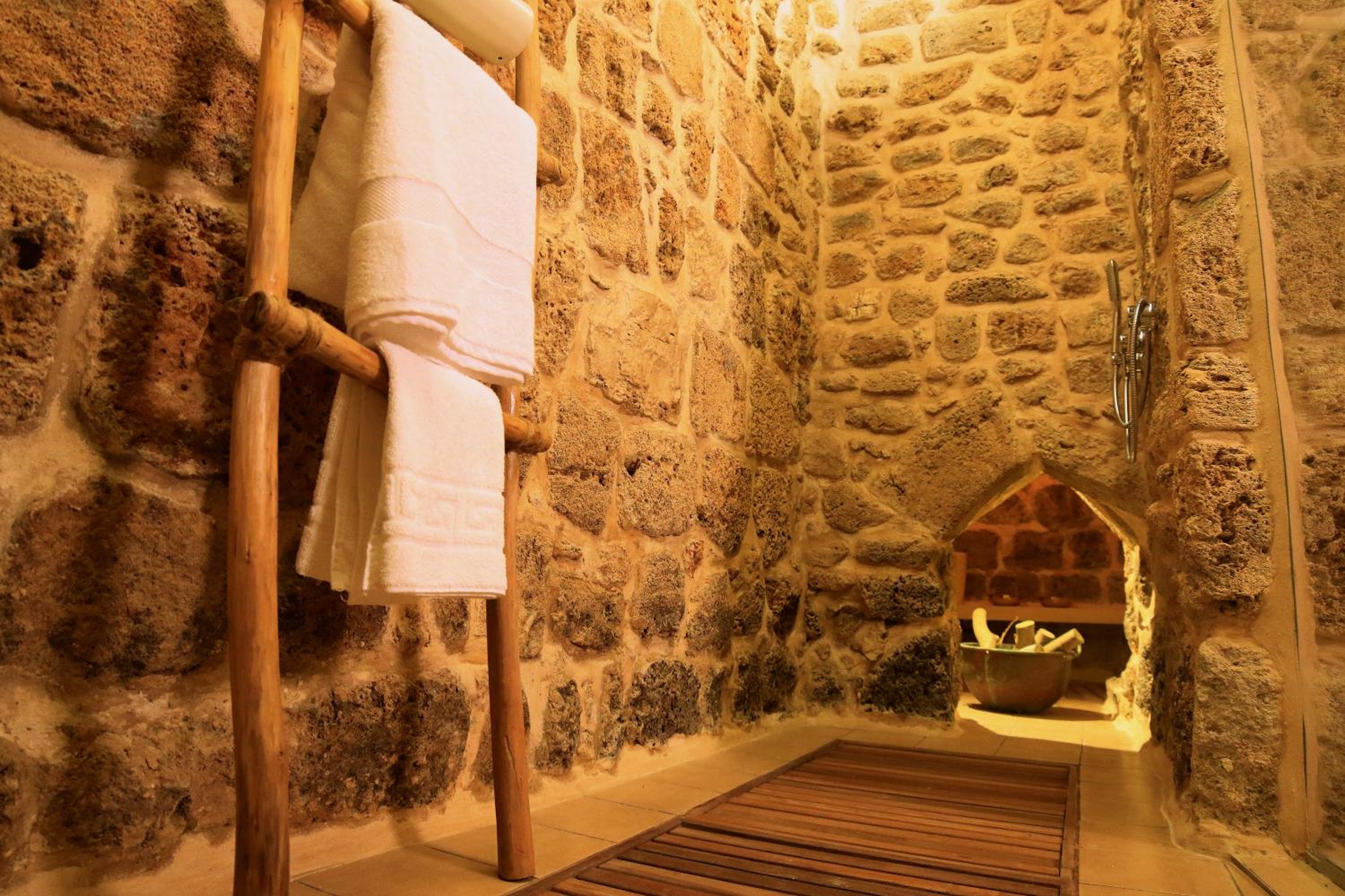 Superior Suite - Photo 25