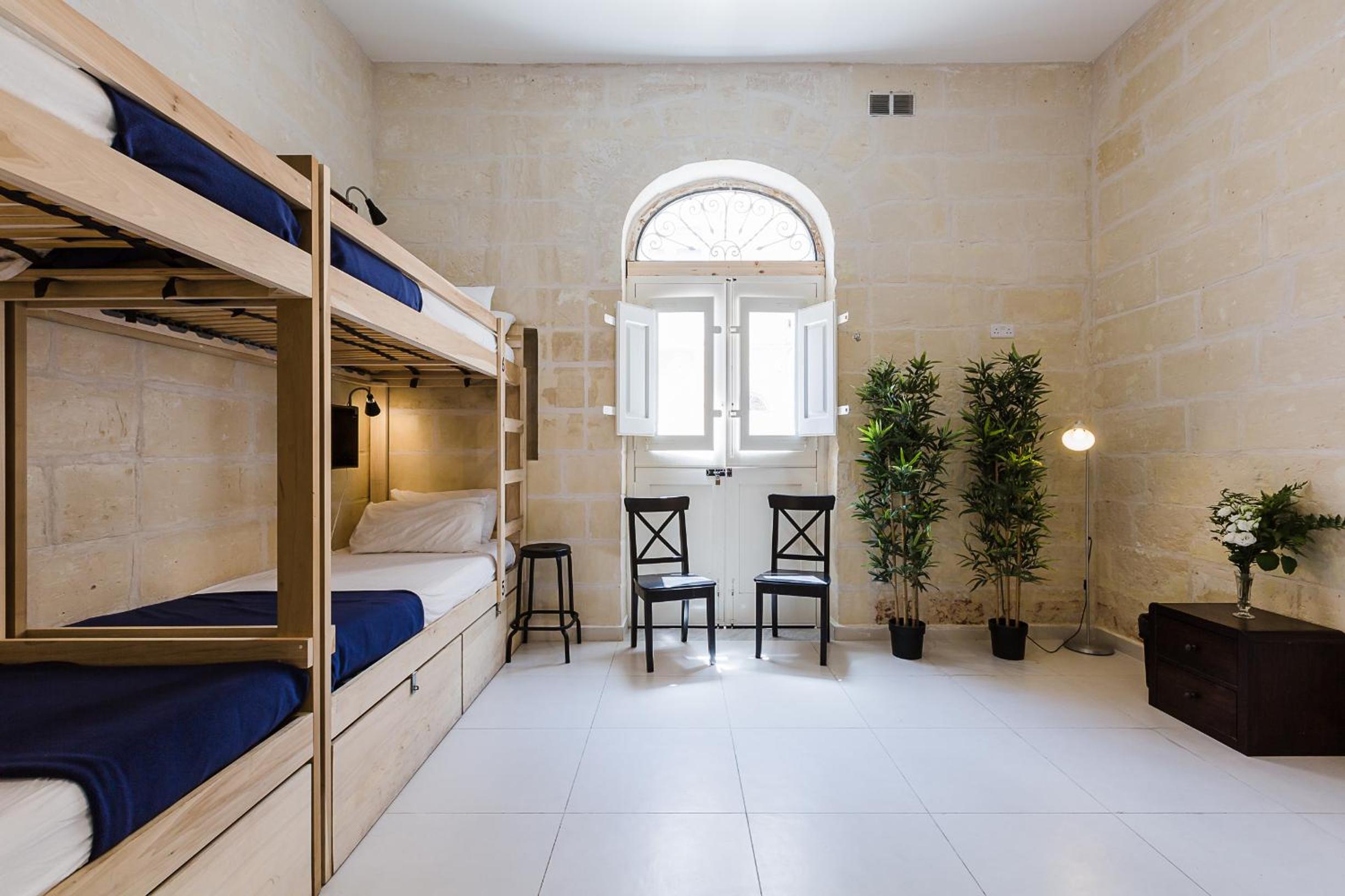 Bed in 6-Bed Mixed Dormitory Room with Spa Access