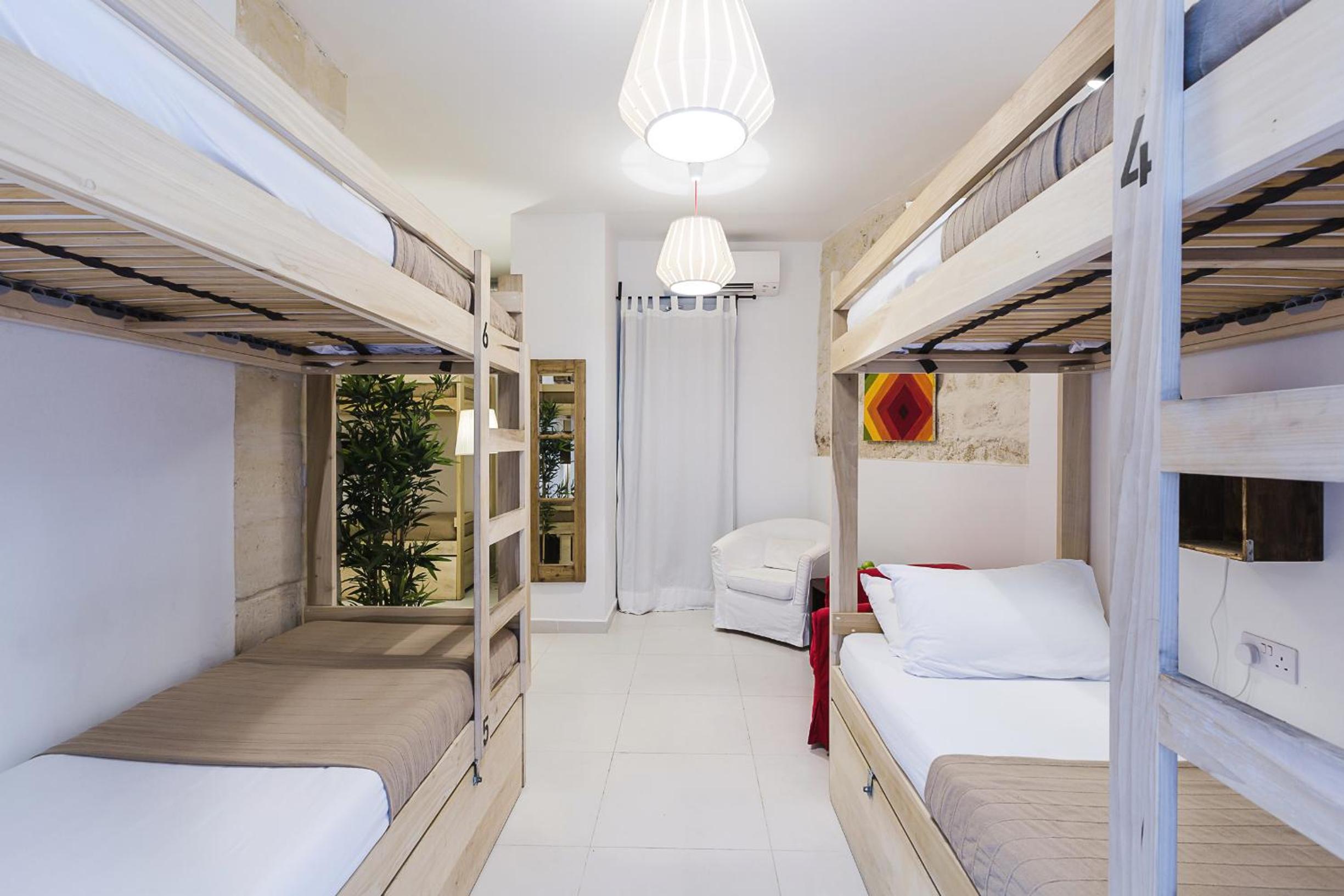 Bed in 6-Bed Mixed Dormitory Room with Spa Access