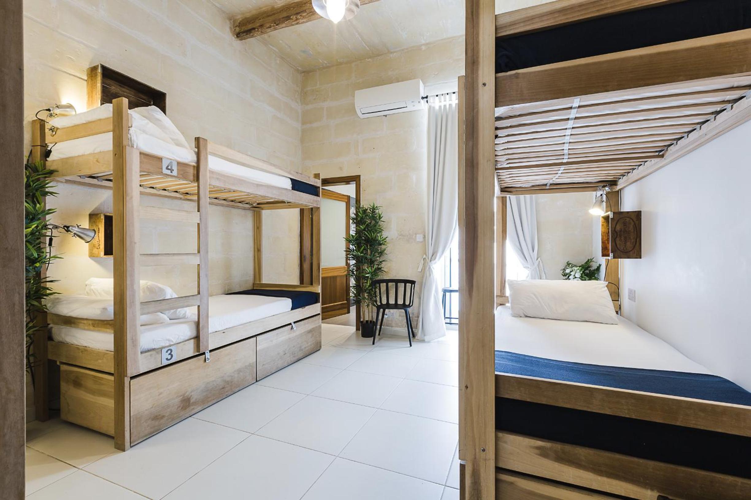 Bed in 6-Bed Mixed Dormitory Room with Spa Access