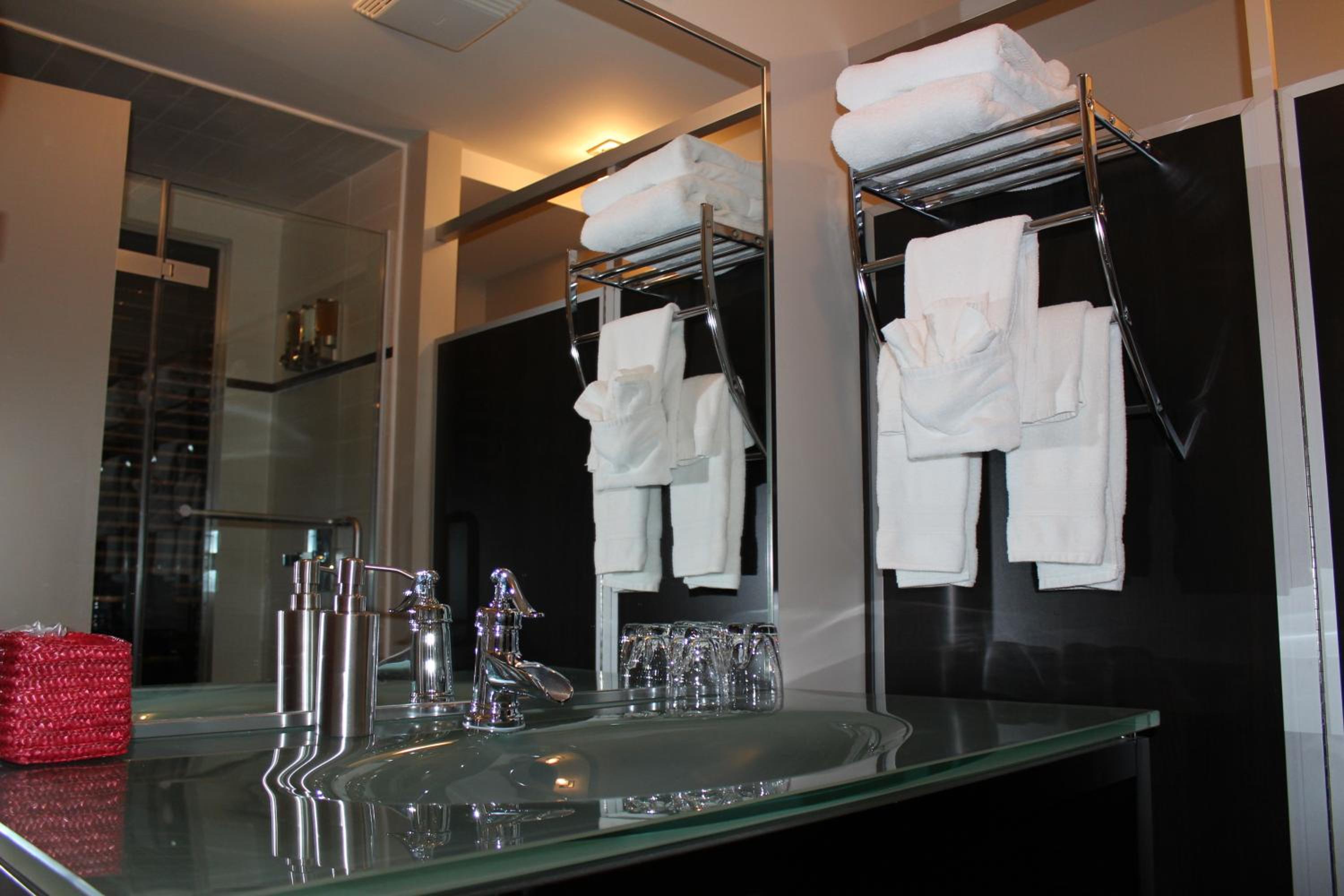 Superior King Room with Spa Bath photo 2