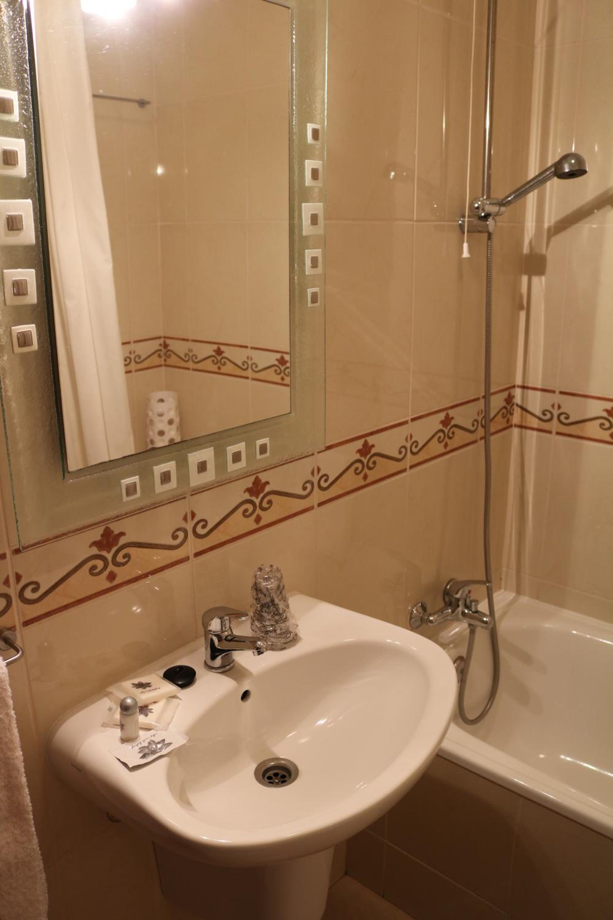 Twin Room - Photo 10