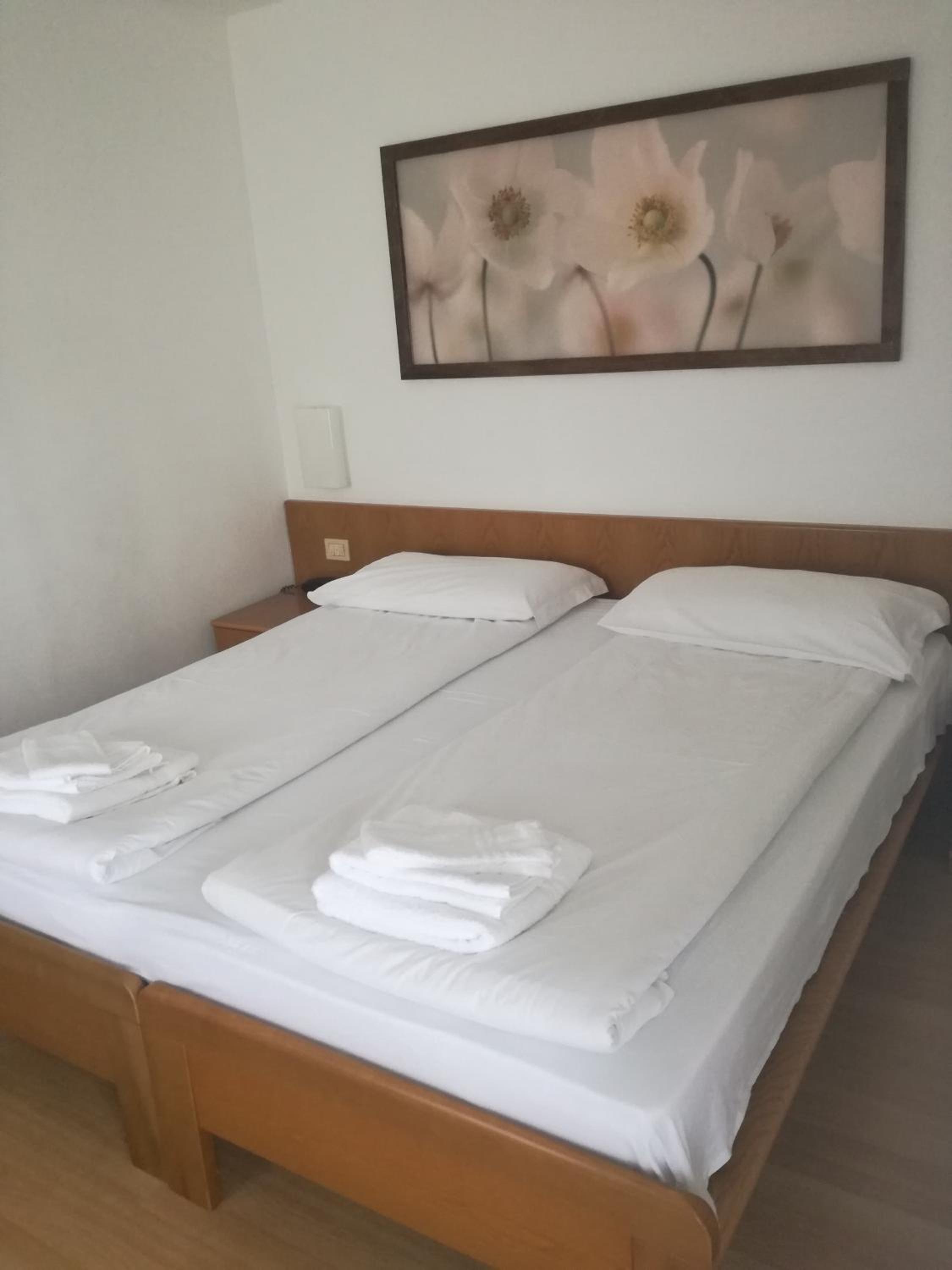Economy Triple Room photo 3