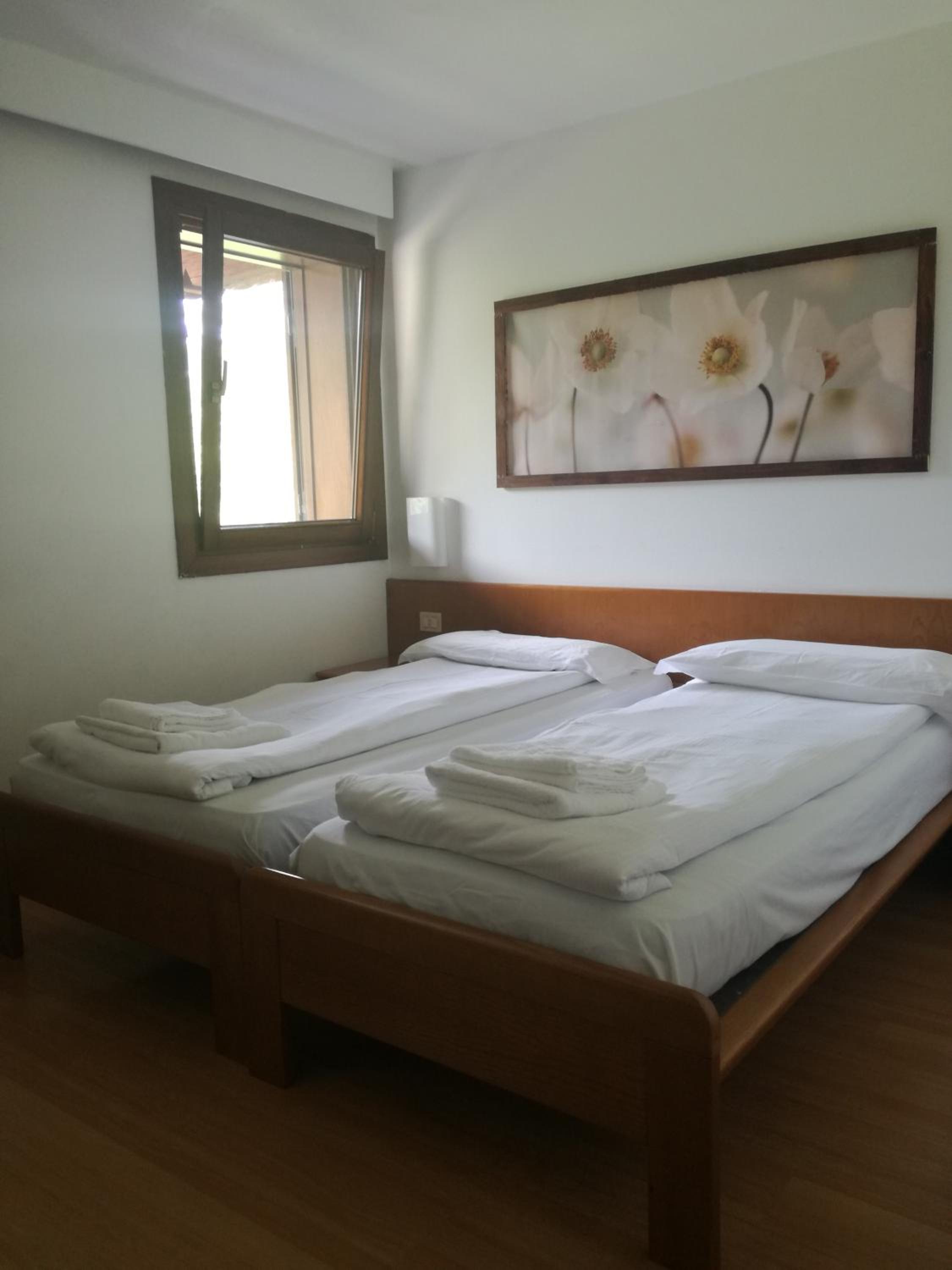 Economy Triple Room photo 2