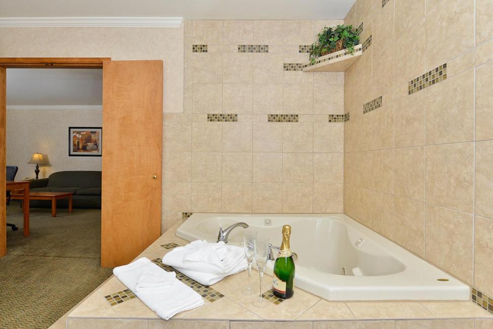 King Room With Whirlpool - Non-Smoking