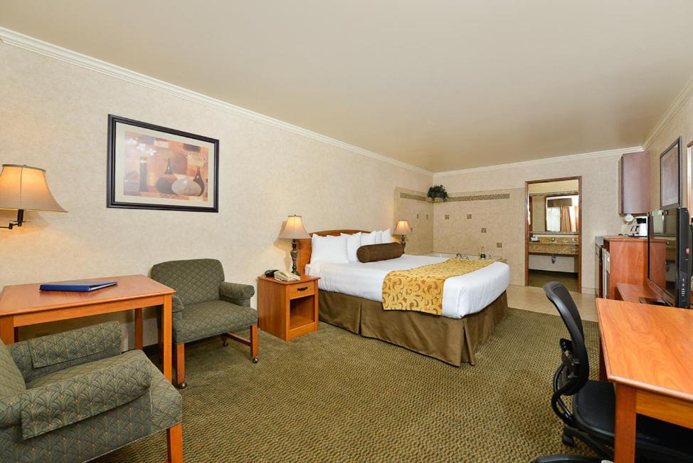 King Suite - Non-Smoking - Photo 8