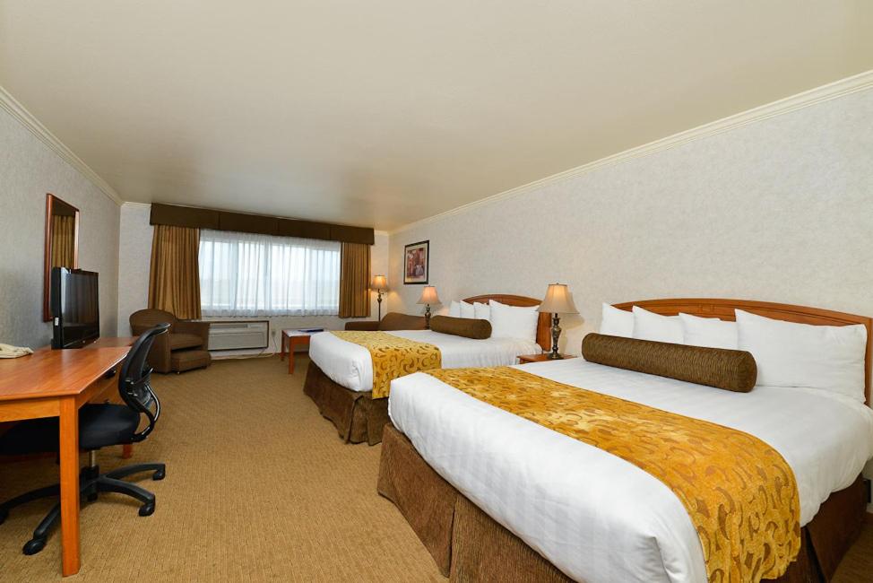 Queen Room with Two Queen Beds - Hearing Accessible - Photo 8