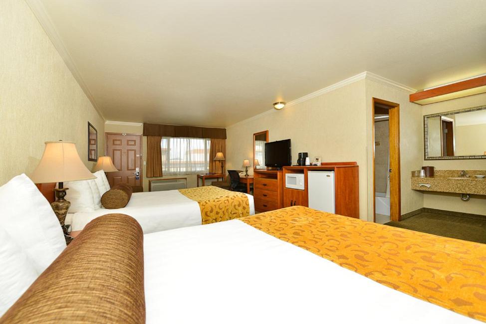 Standard Two Queen Bed Room - Photo 8