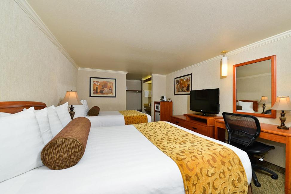 Deluxe Queen Room with Two Queen Beds - Non-Smoking - Photo 4