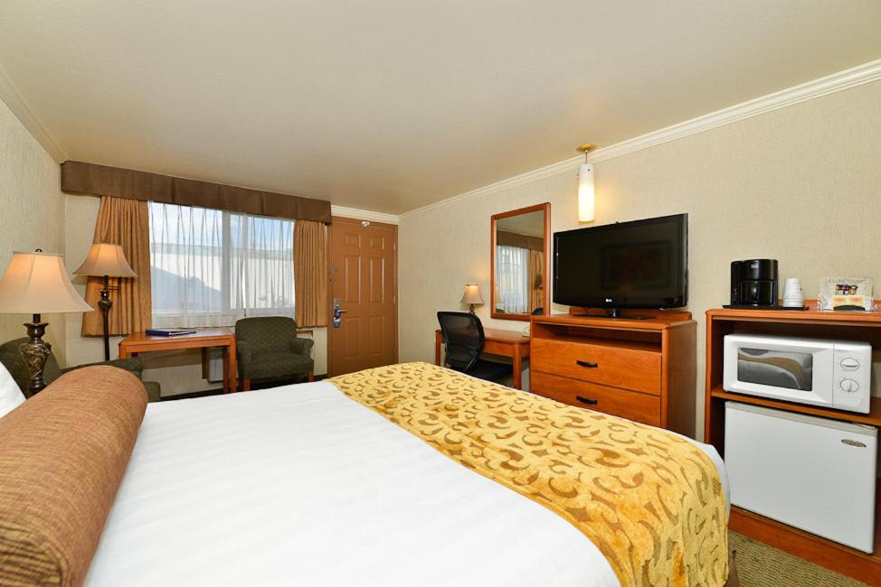 Standard King Bed Room - Photo 5