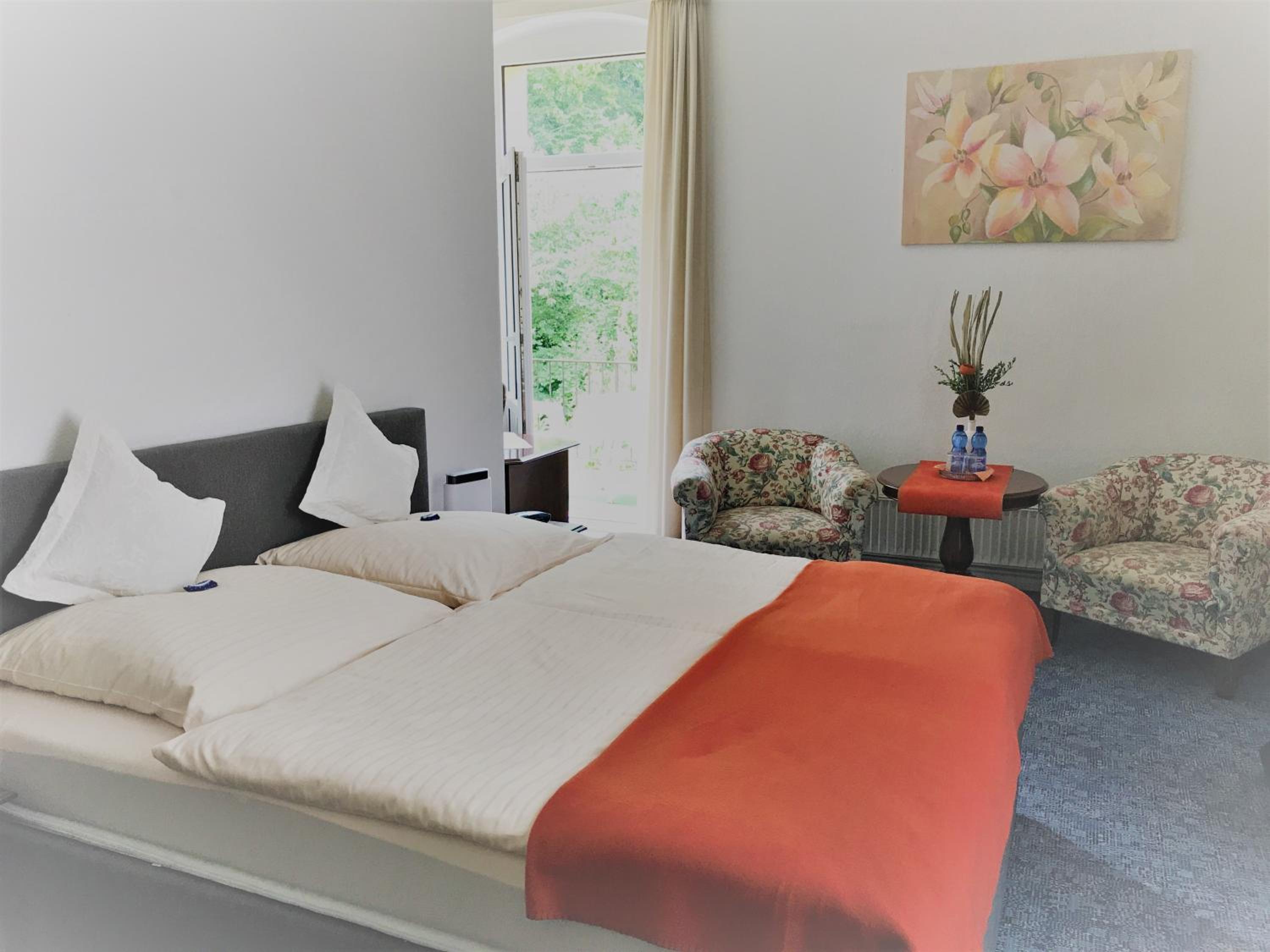 Double Room with Balcony - Photo 4