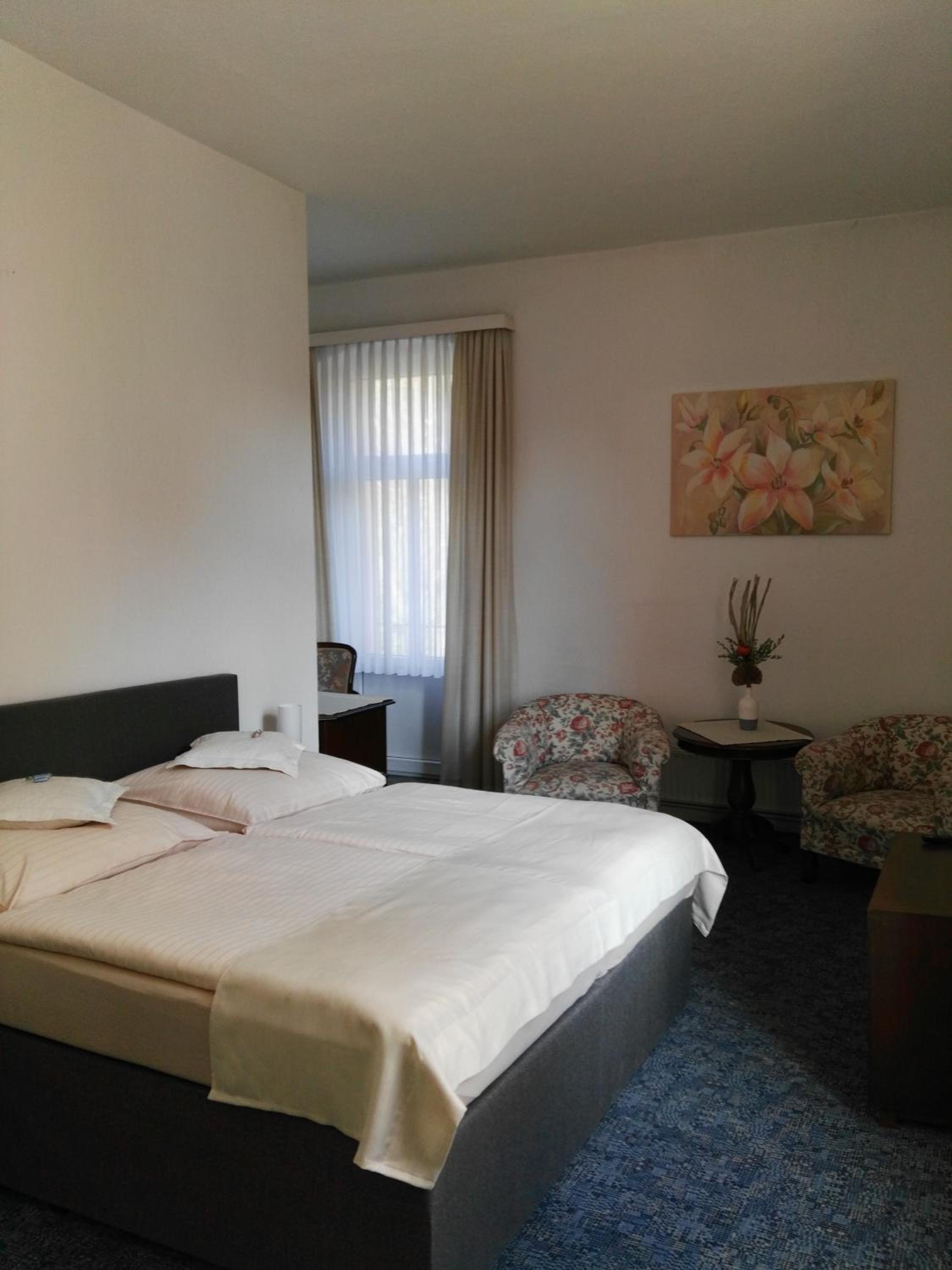 Double Room with Balcony - Photo 3