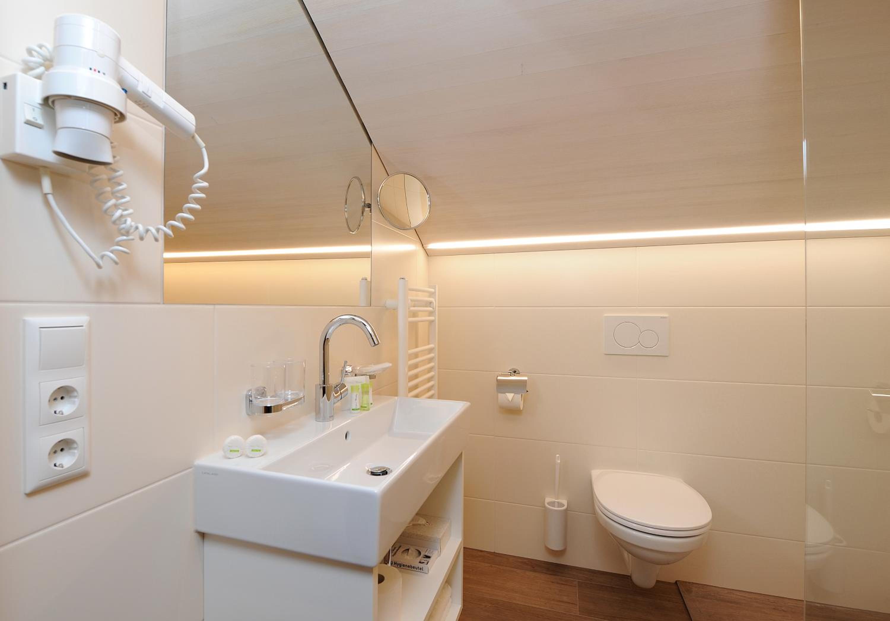 Double Room with Balcony - Photo 2