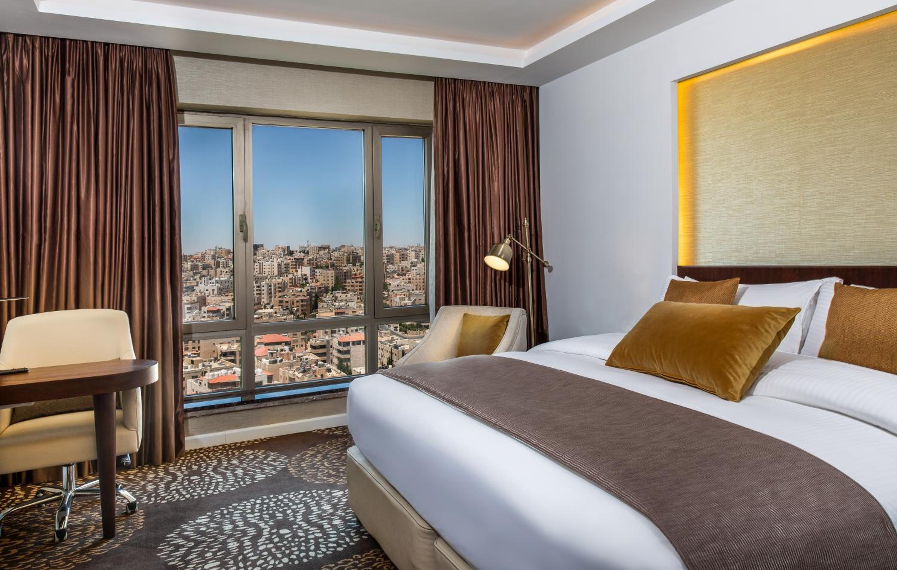 Executive Suite with City View - Photo 2