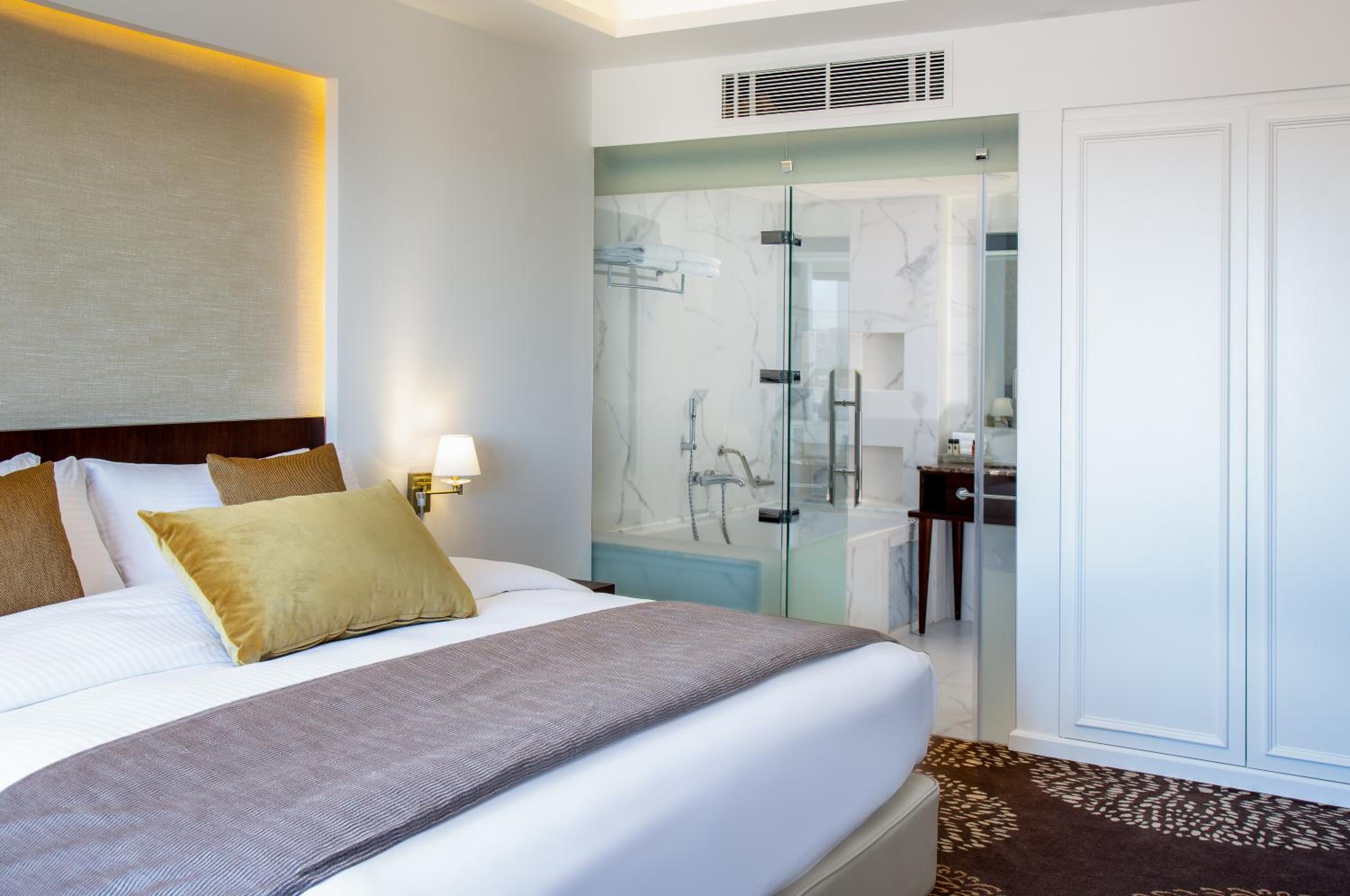 Executive Suite with City View - Photo 5