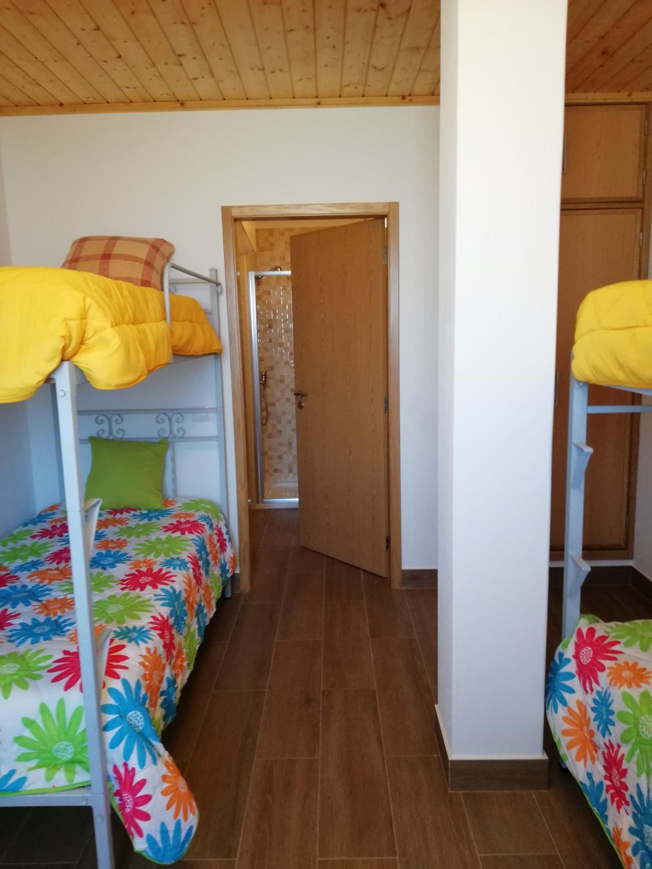 Quadruple Room with Private Bathroom - Photo 3