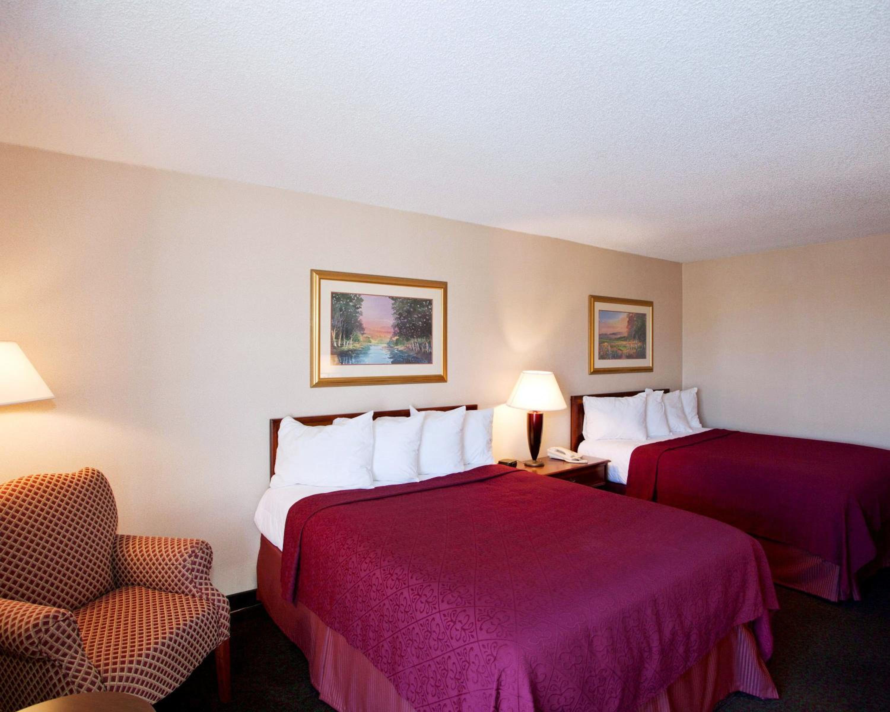 Queen Room with Two Queen Beds - Non-Smoking - Photo 3