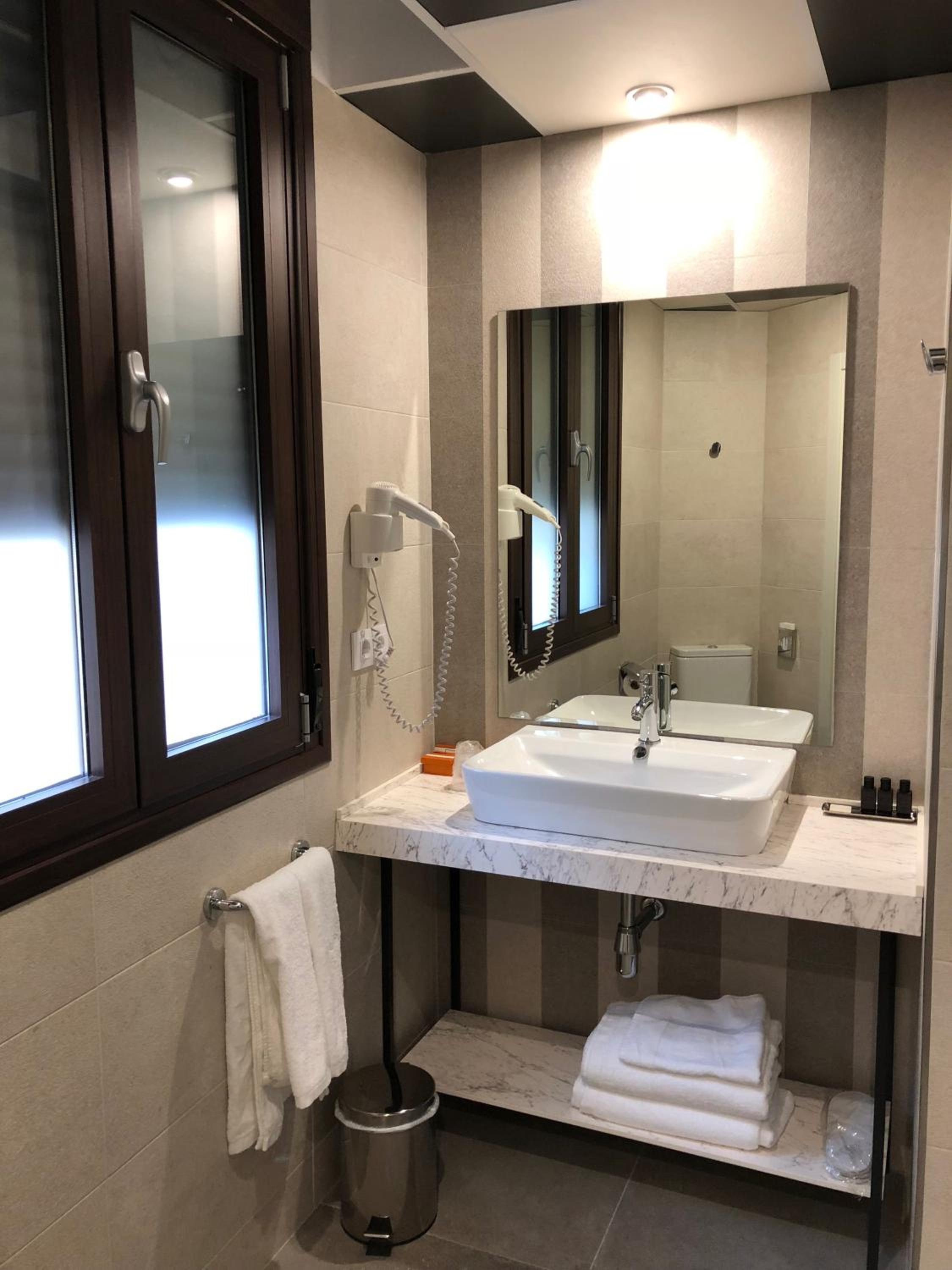 Double or Twin Room - Photo 5