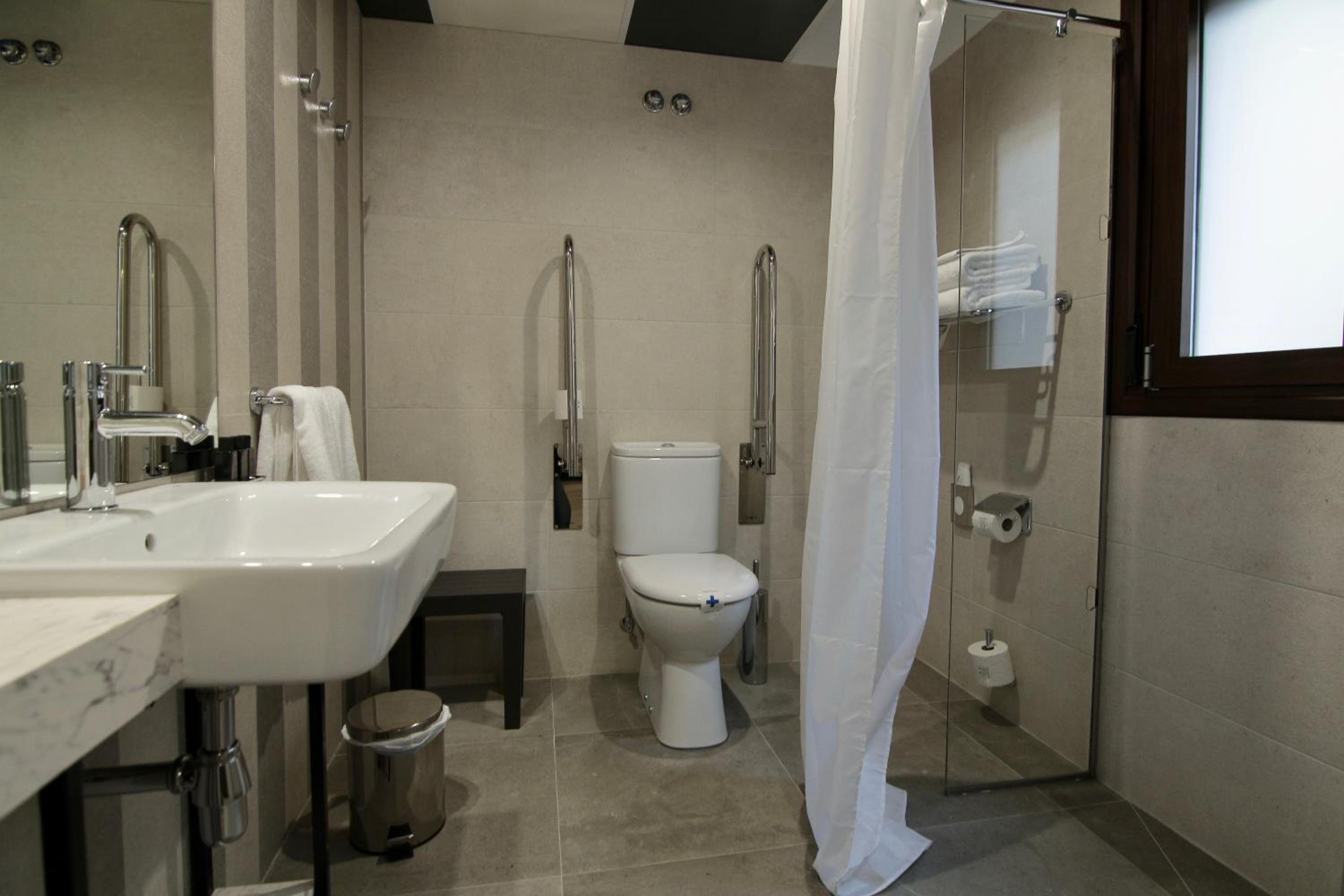 Double or Twin Room - Photo 9