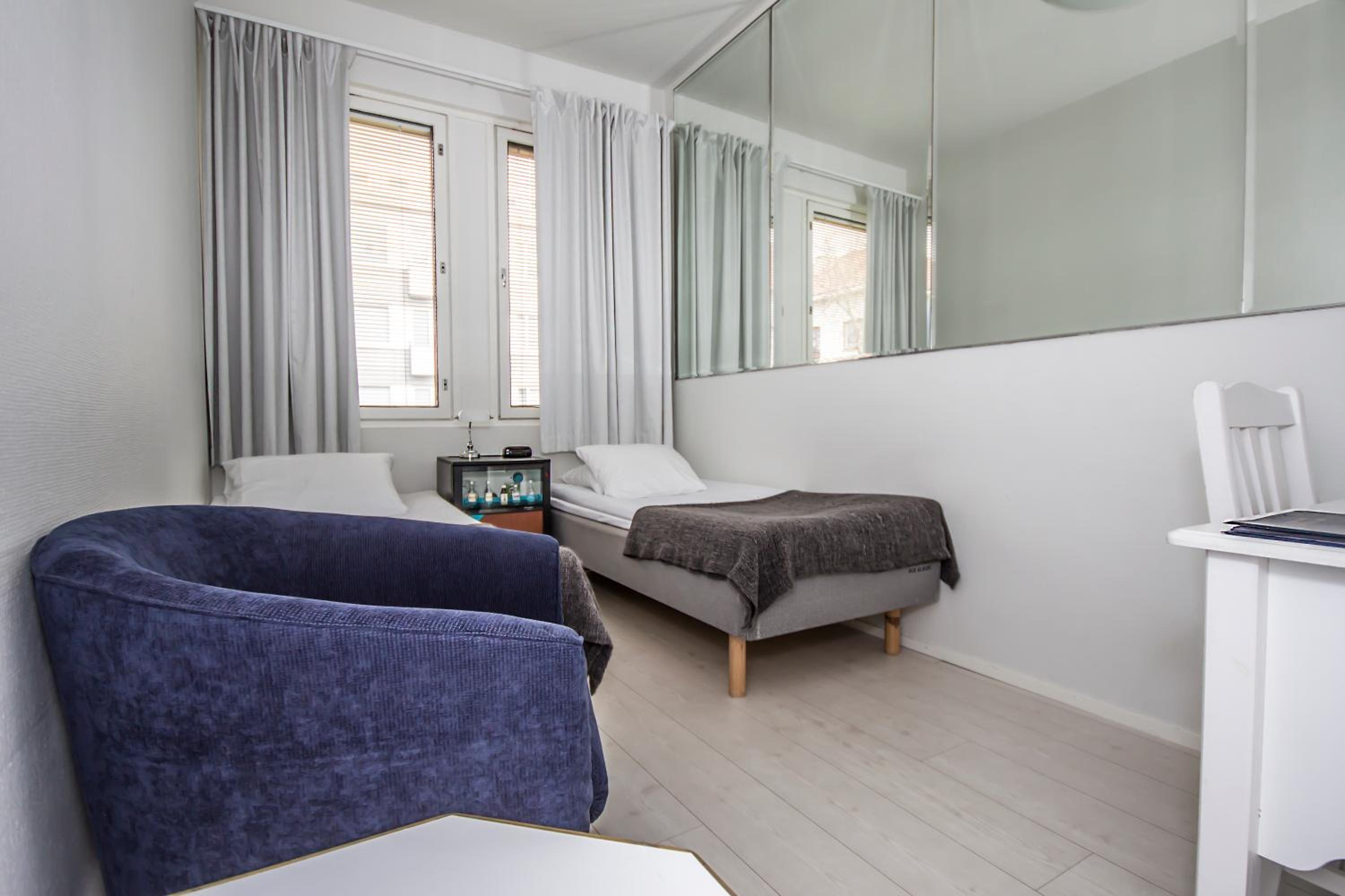 Economy Twin Room - Photo 24