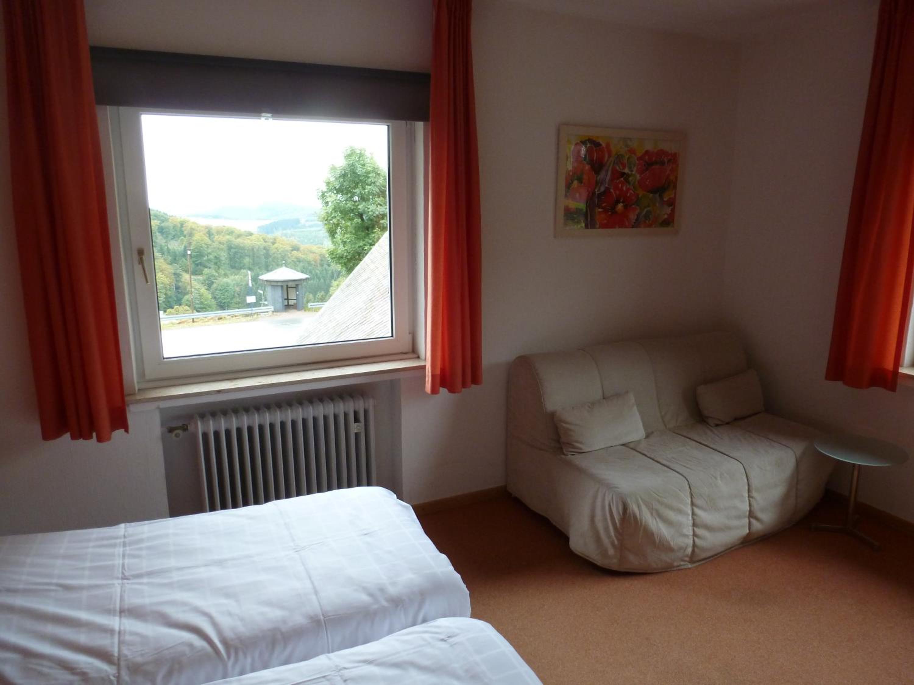 Twin Room with Private Bathroom - Photo 10