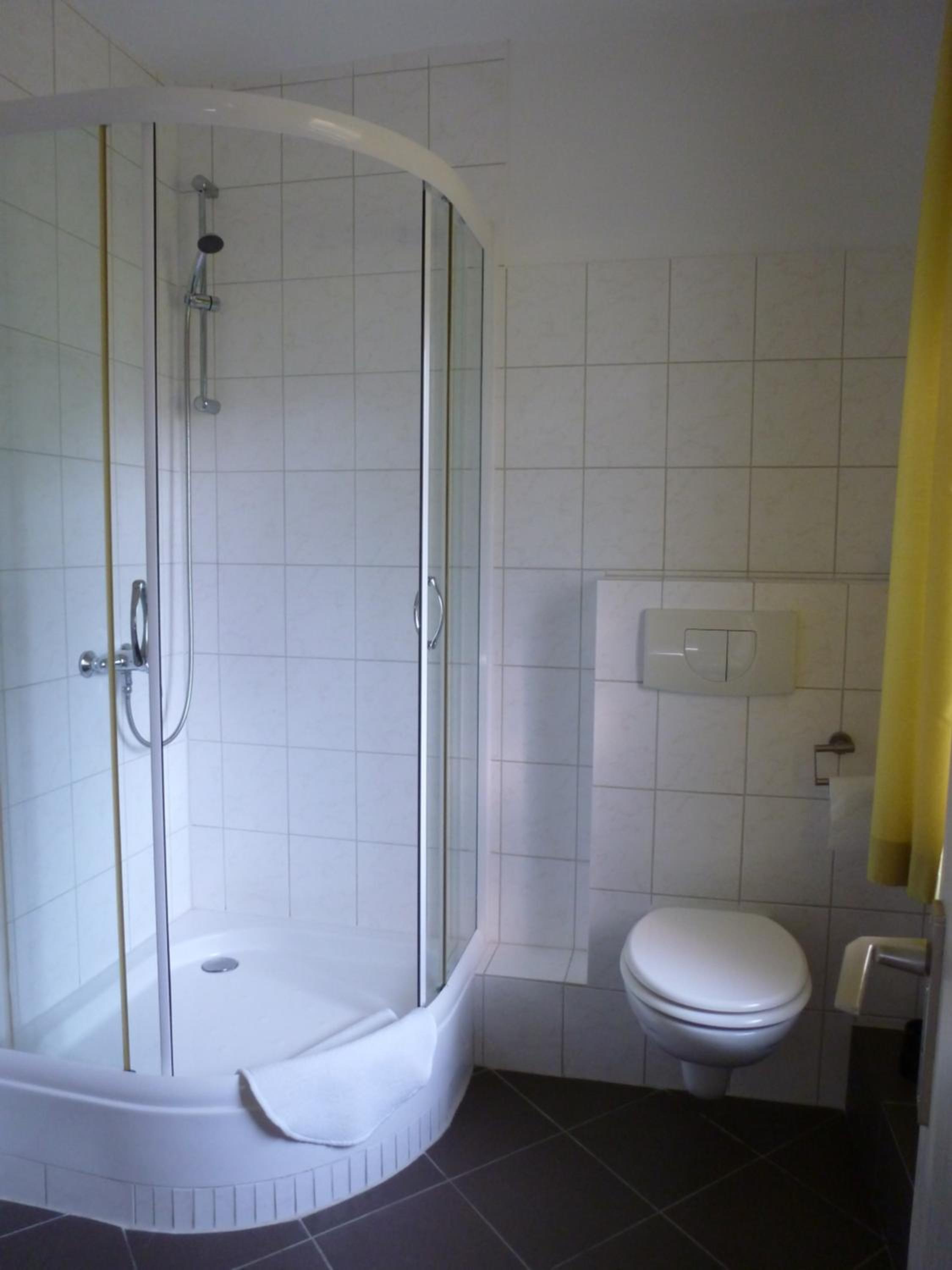 Twin Room with Private Bathroom - Photo 13