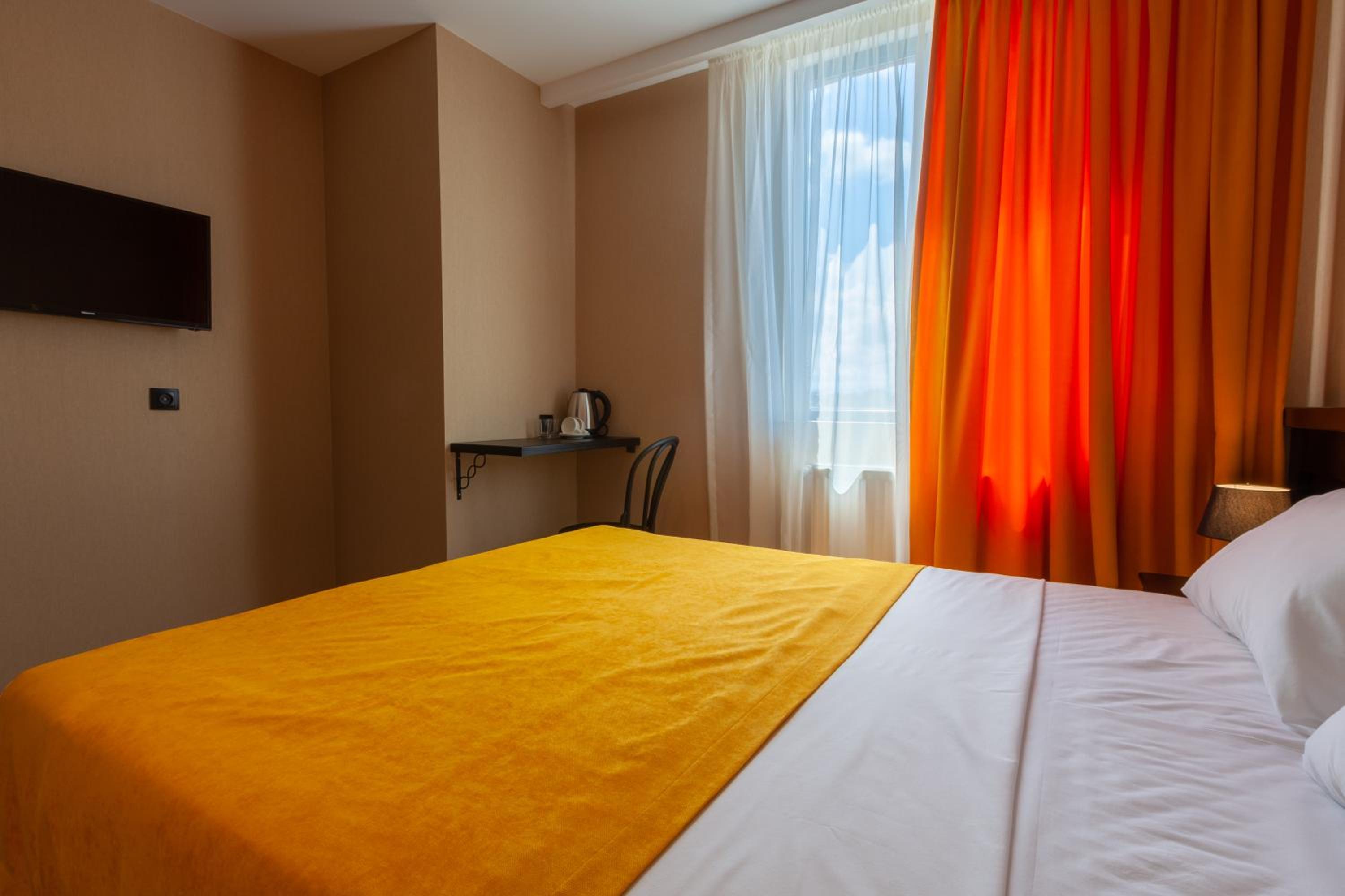 Queen Room photo 2
