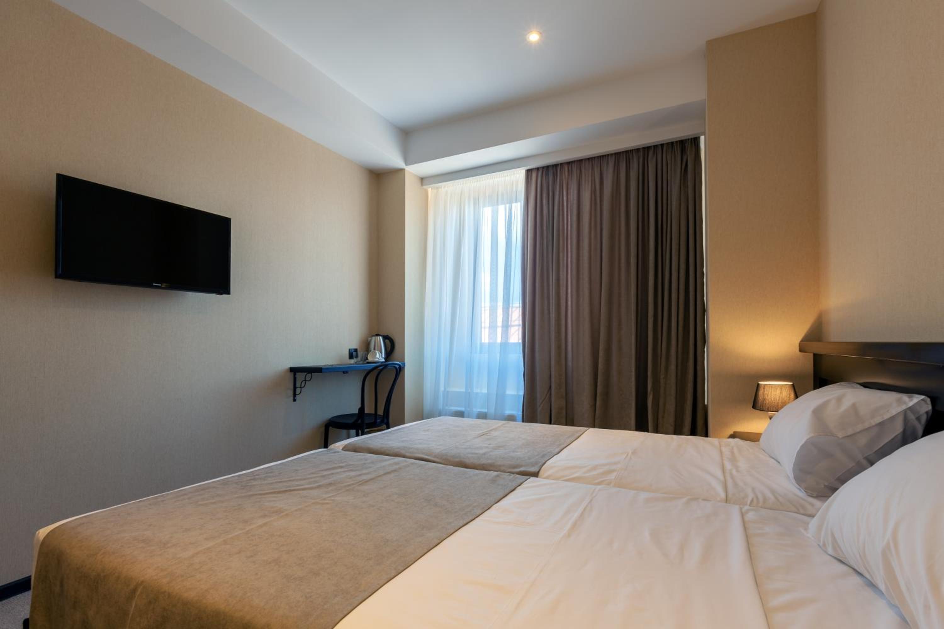 Double or Twin Room with City View photo 3