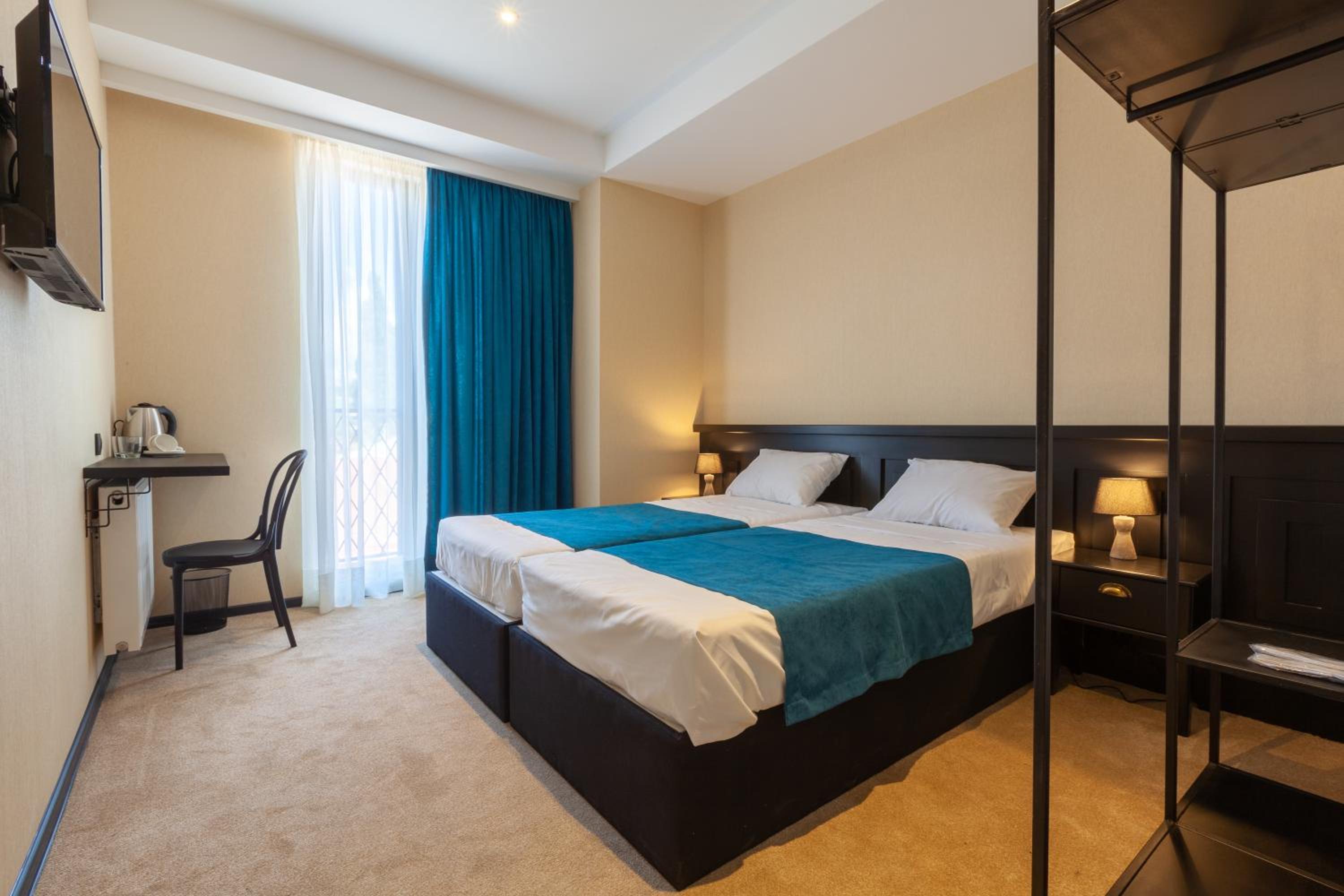 Double or Twin Room with City View photo 2